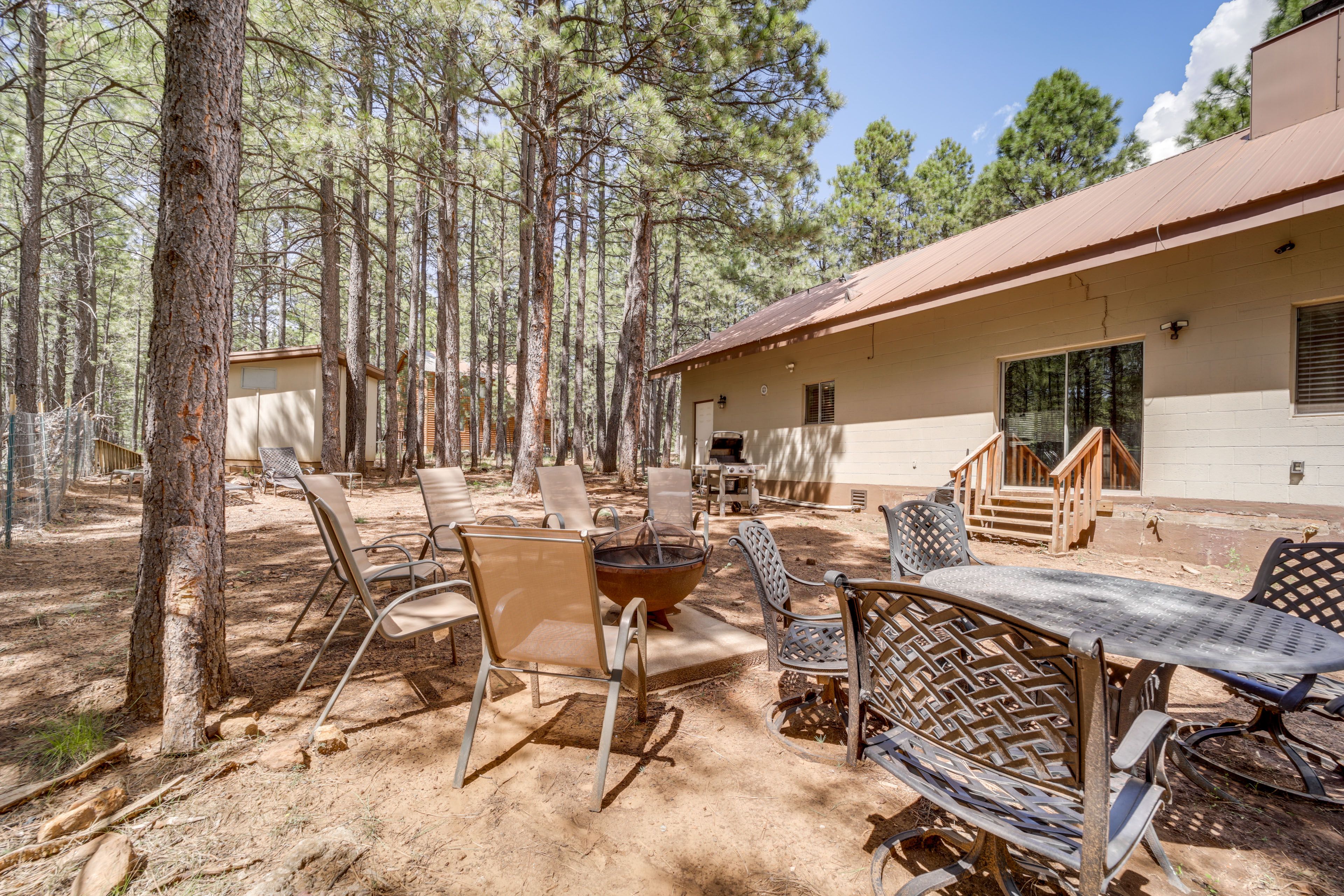 Backyard | Fire Pit | Gas Grill | Outdoor Dining Area
