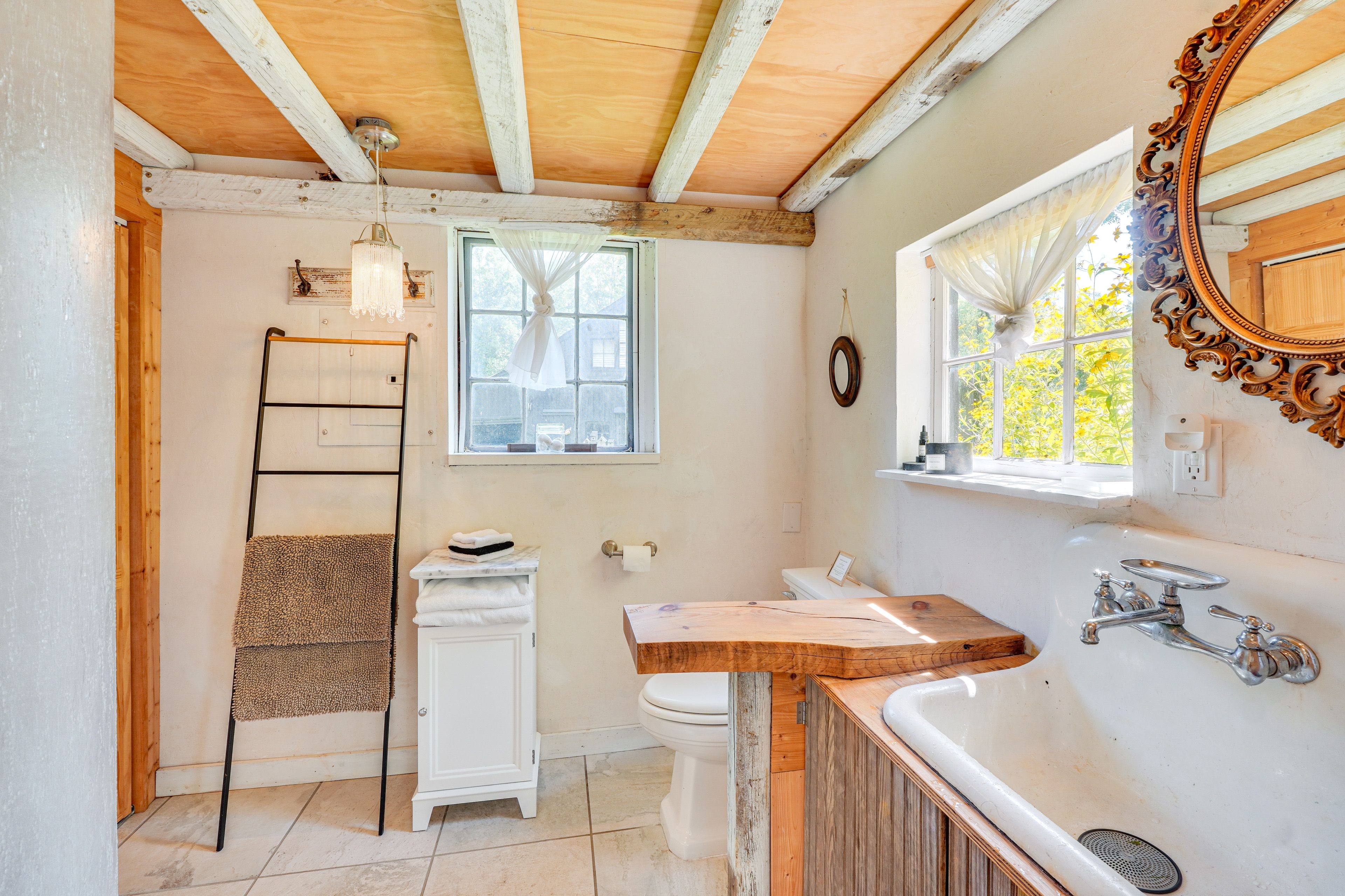 Full Bathroom | Towels Provided