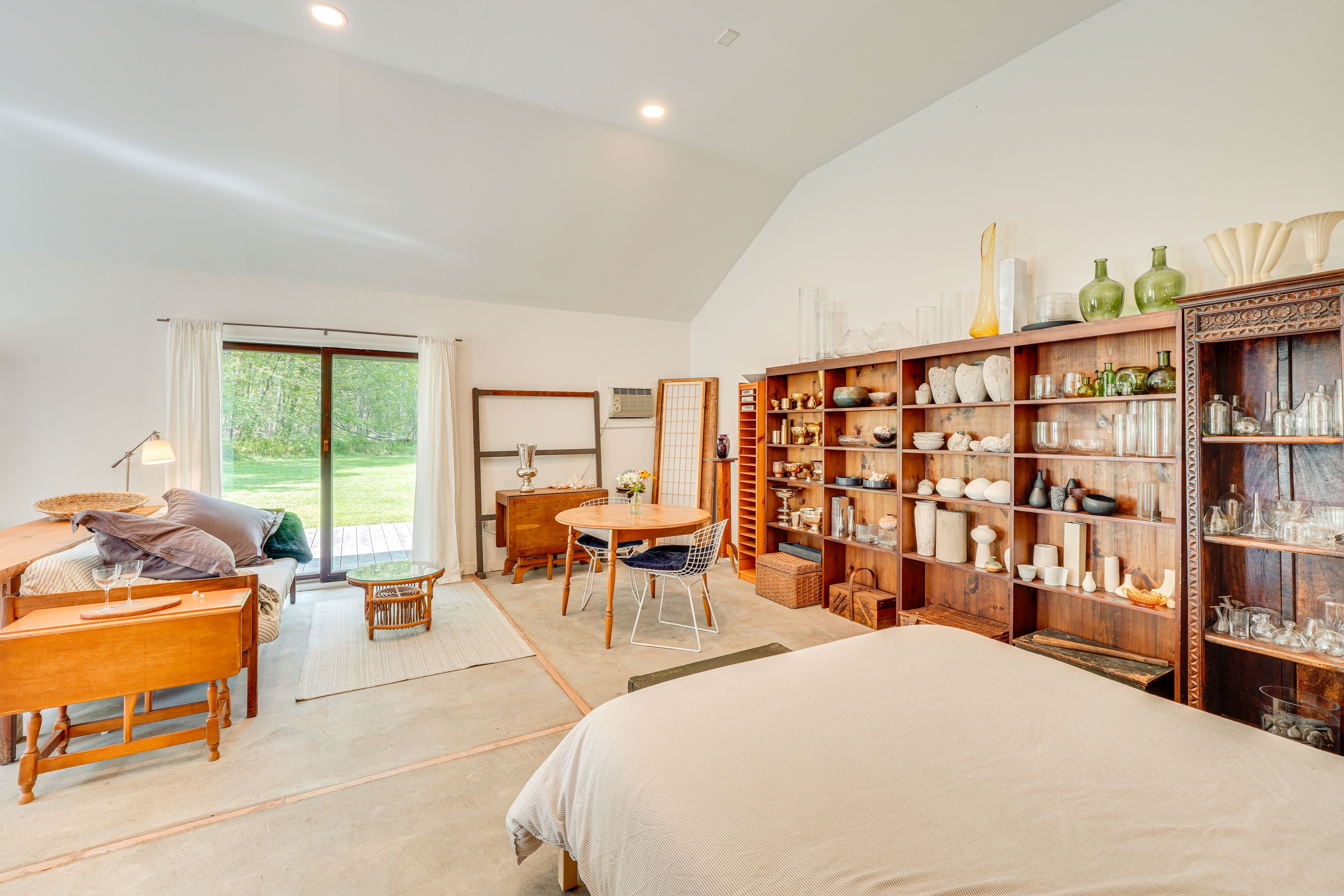 Studio | Queen Bed | Free WiFi | Window A/C | Electric Heat