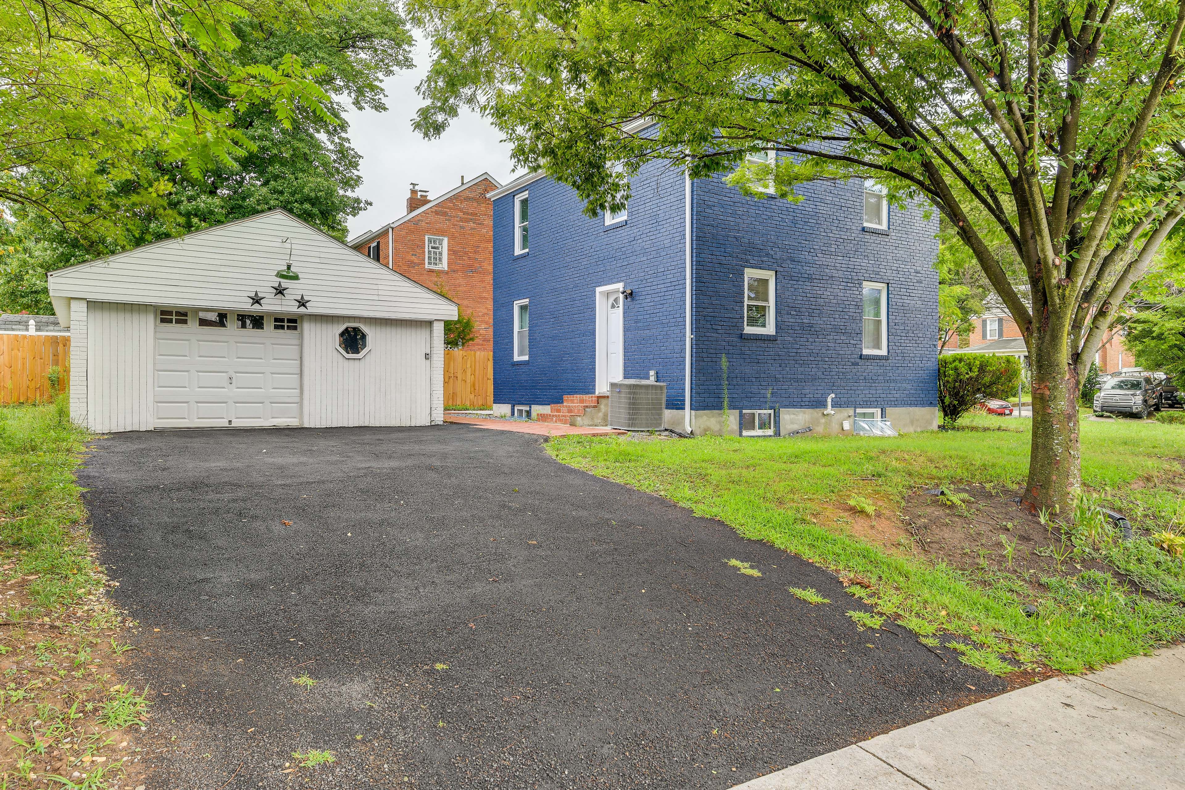 Parking | Driveway (4 Vehicles) | Garage (1 Vehicle)