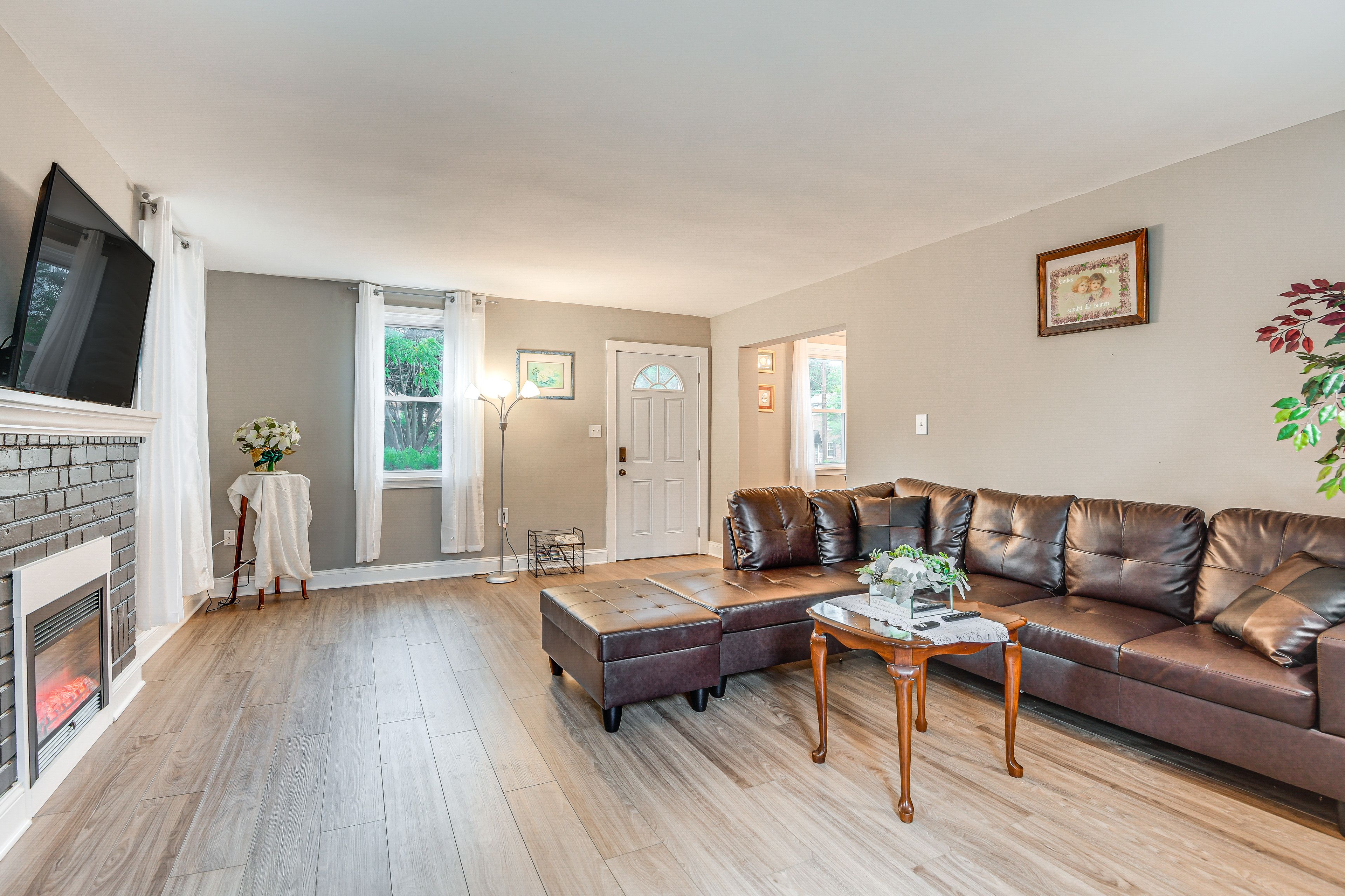Living Room | Smart TV | Fireplace