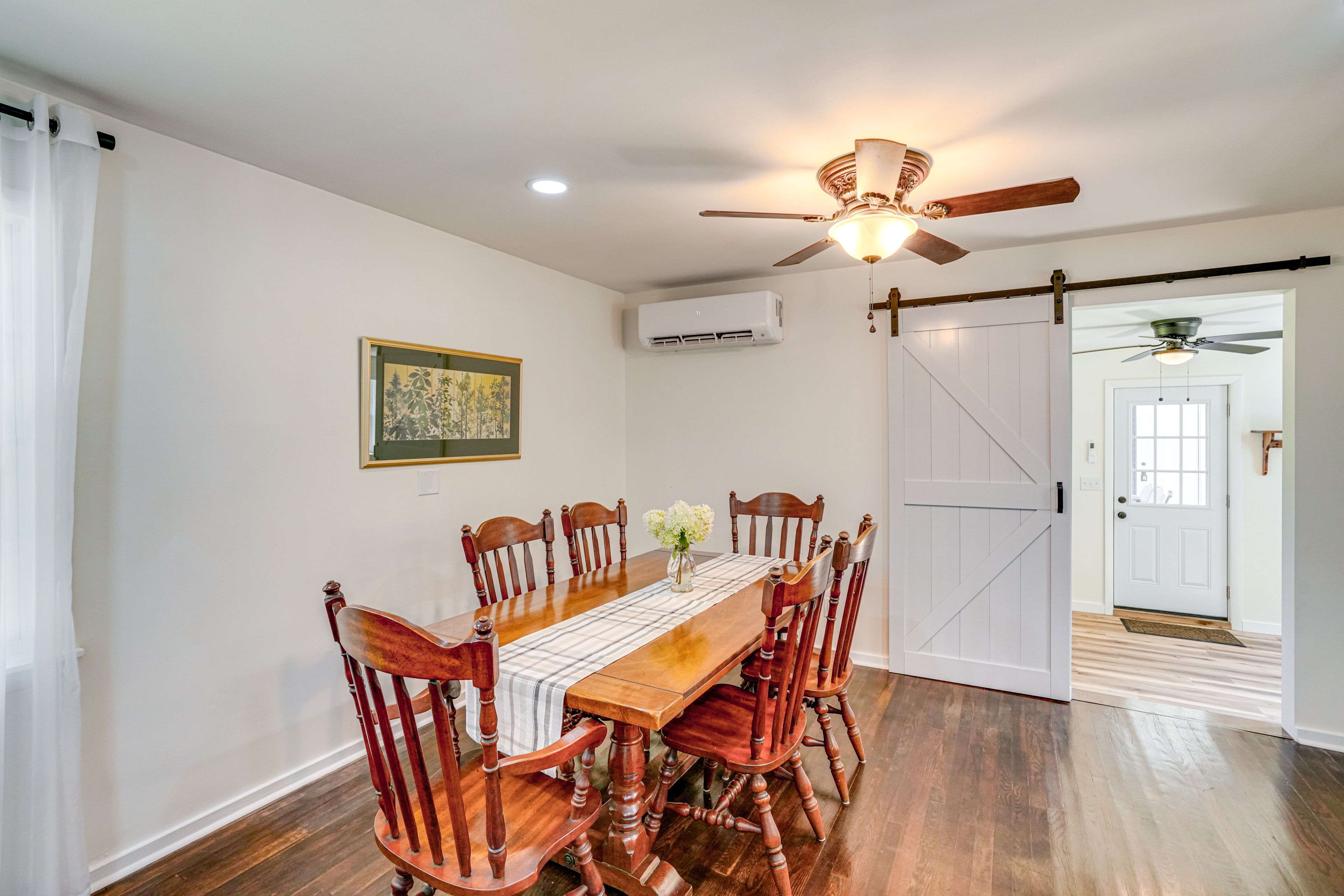 Dining Area | Dishware/Flatware Provided