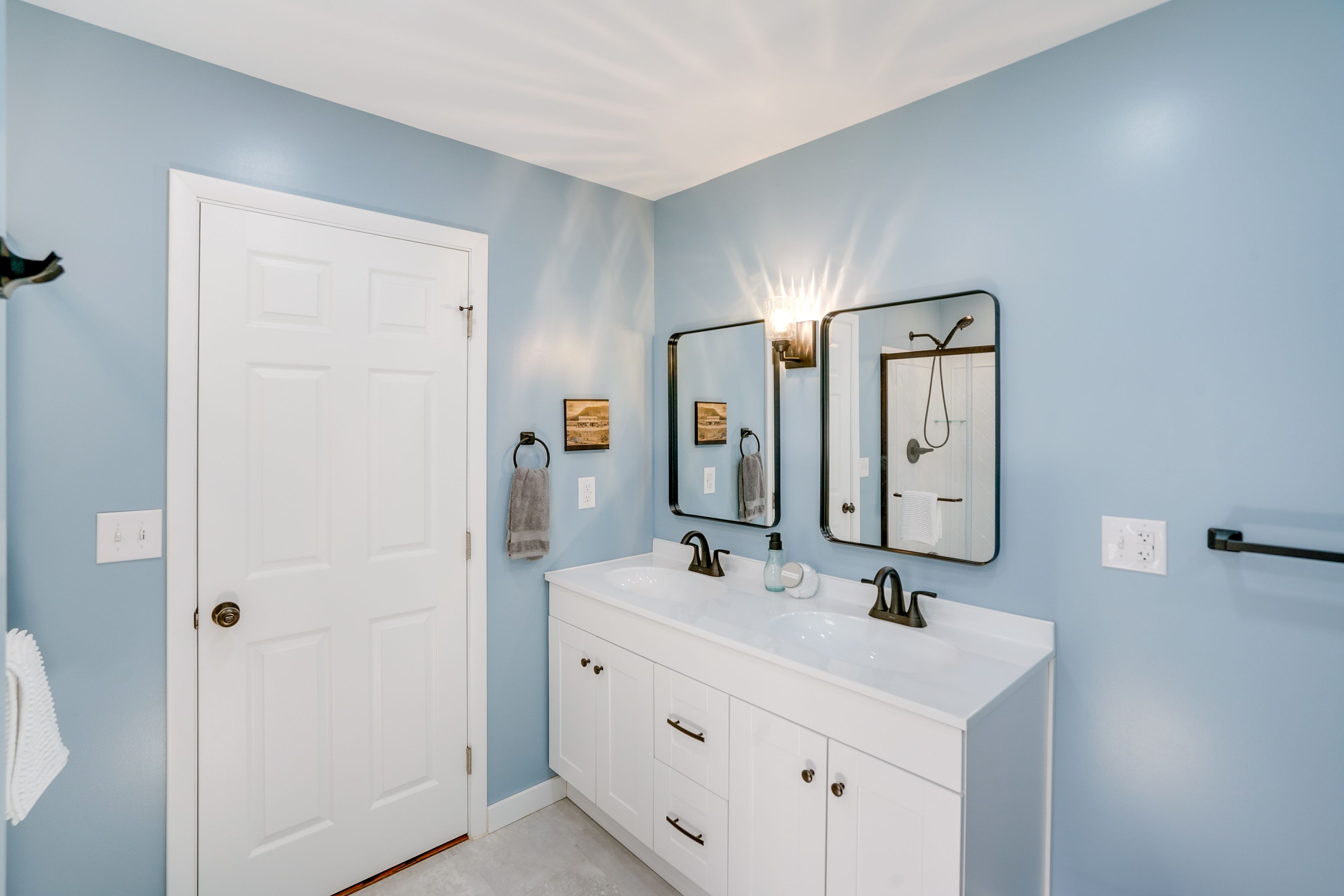 En-Suite Bathroom | Towels Provided | Washer & Dryer