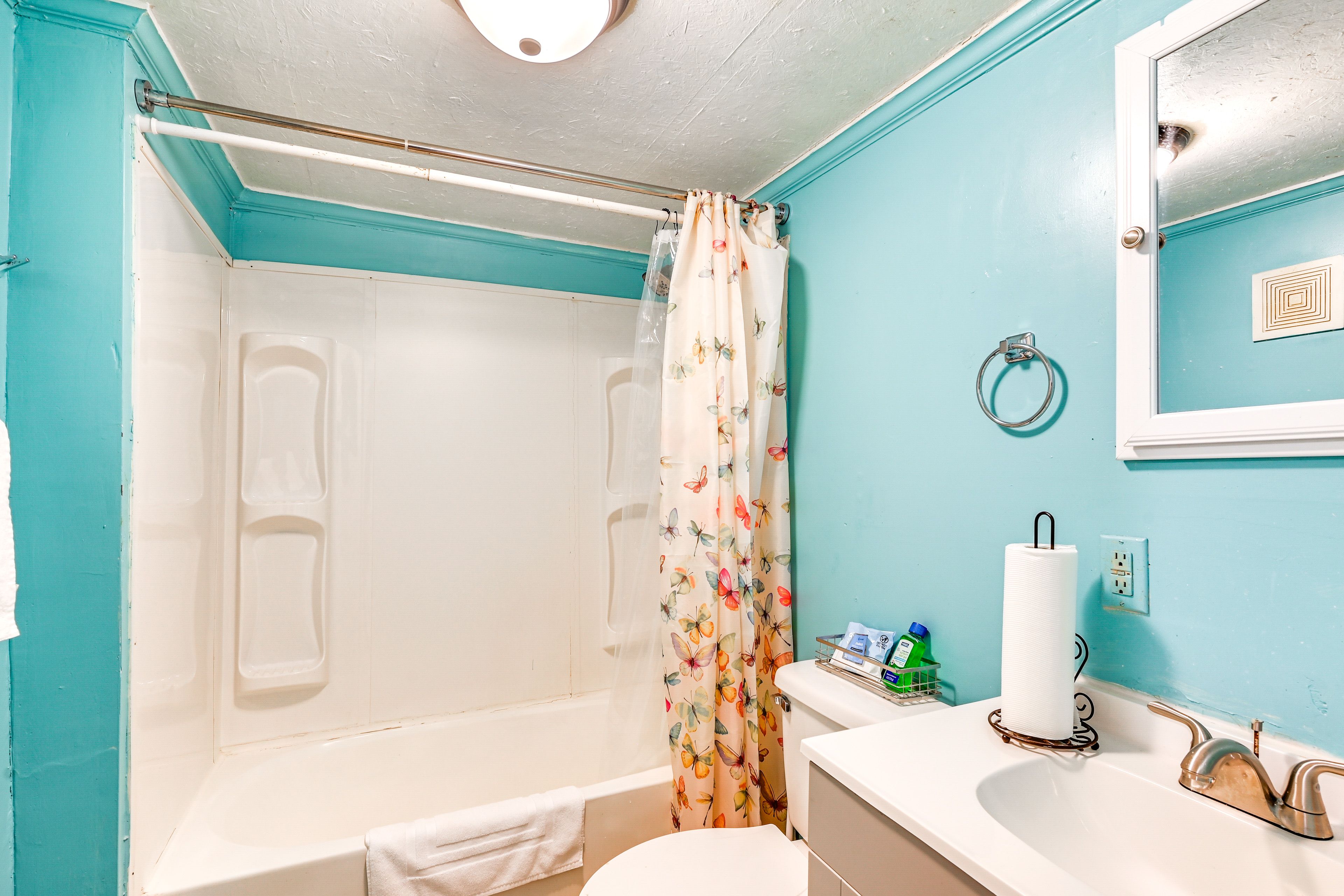 Full Bathroom | Towels Provided