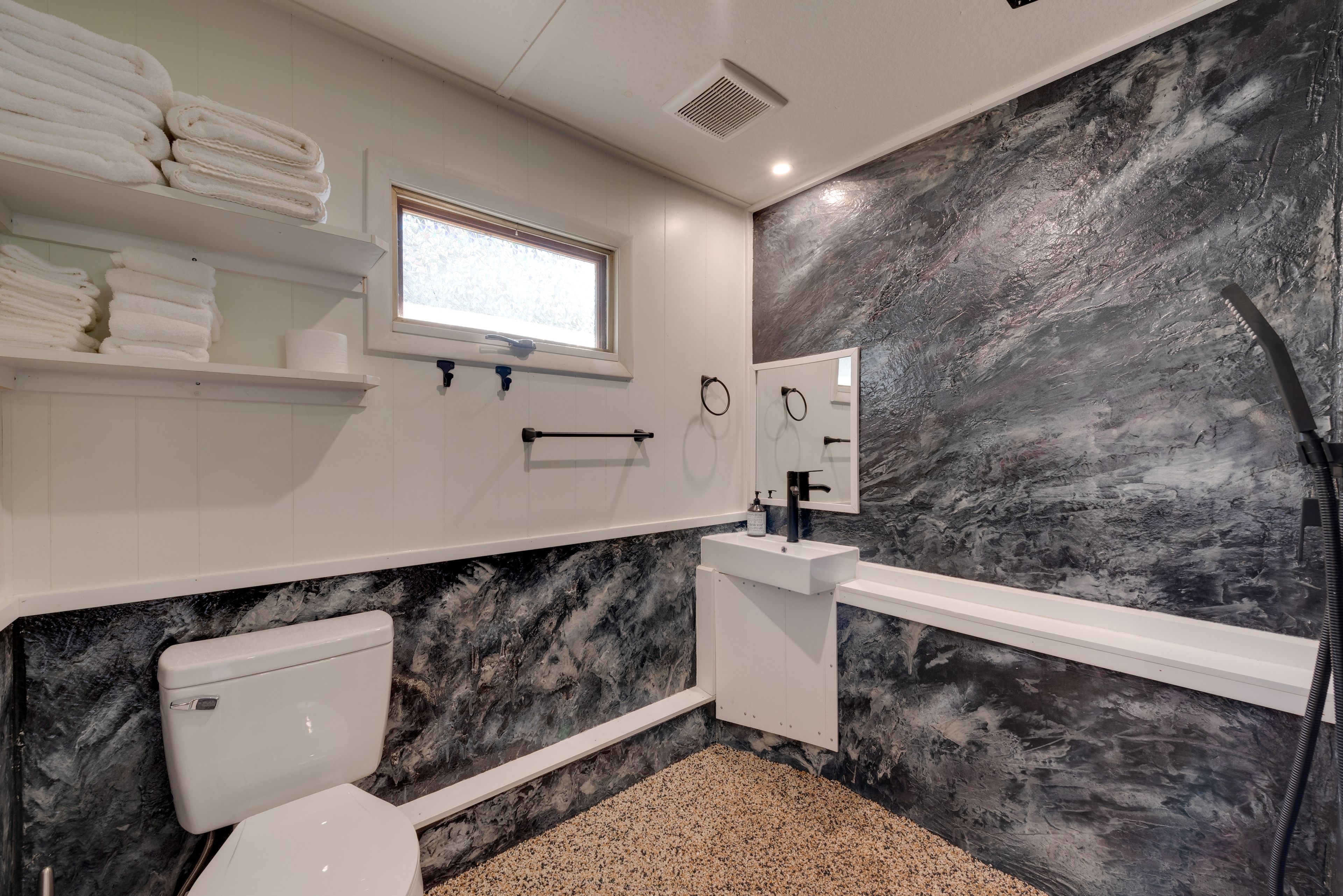 Full Bathroom | Towels Provided