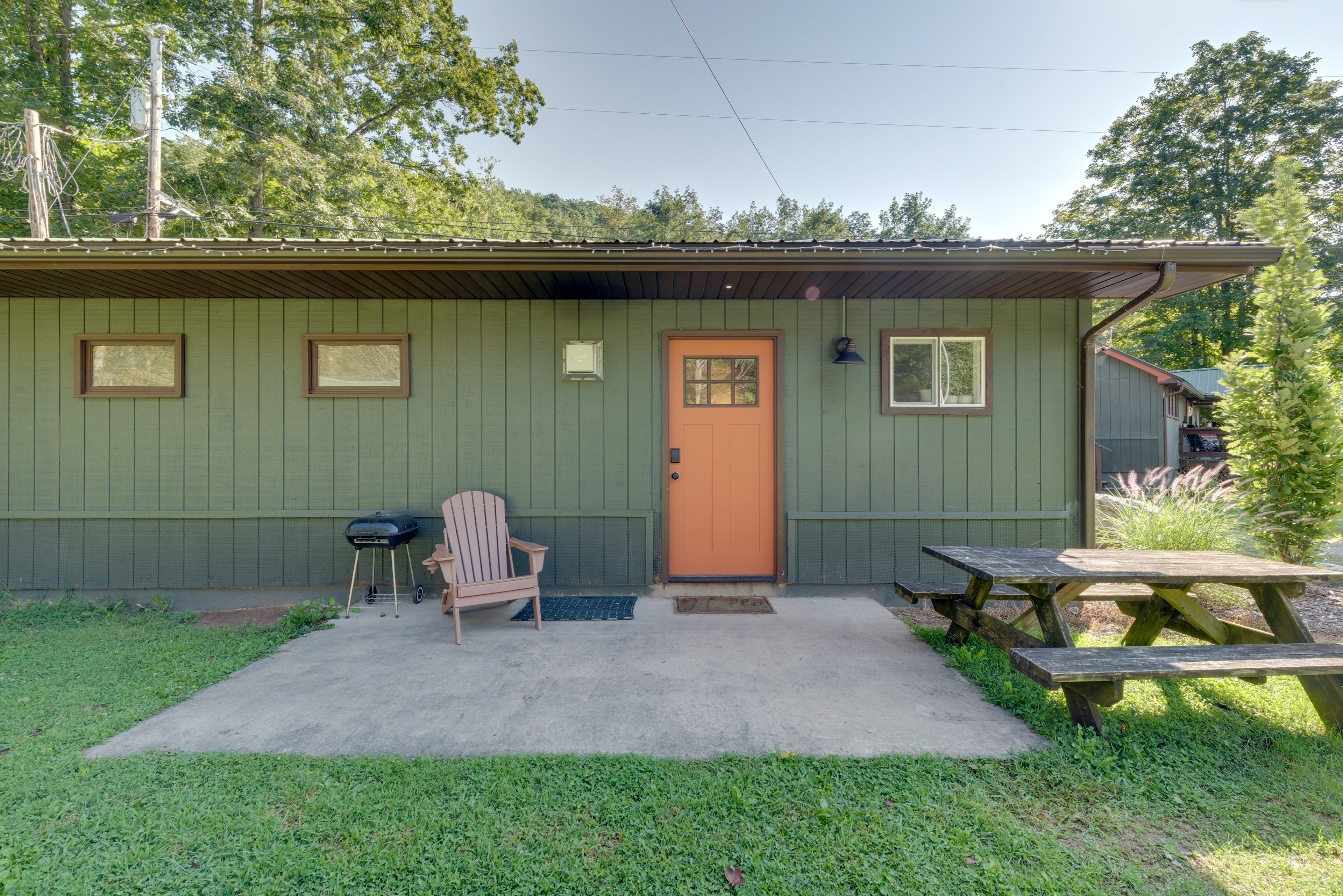 Front Patio | Charcoal Grill | Outdoor Dining Area
