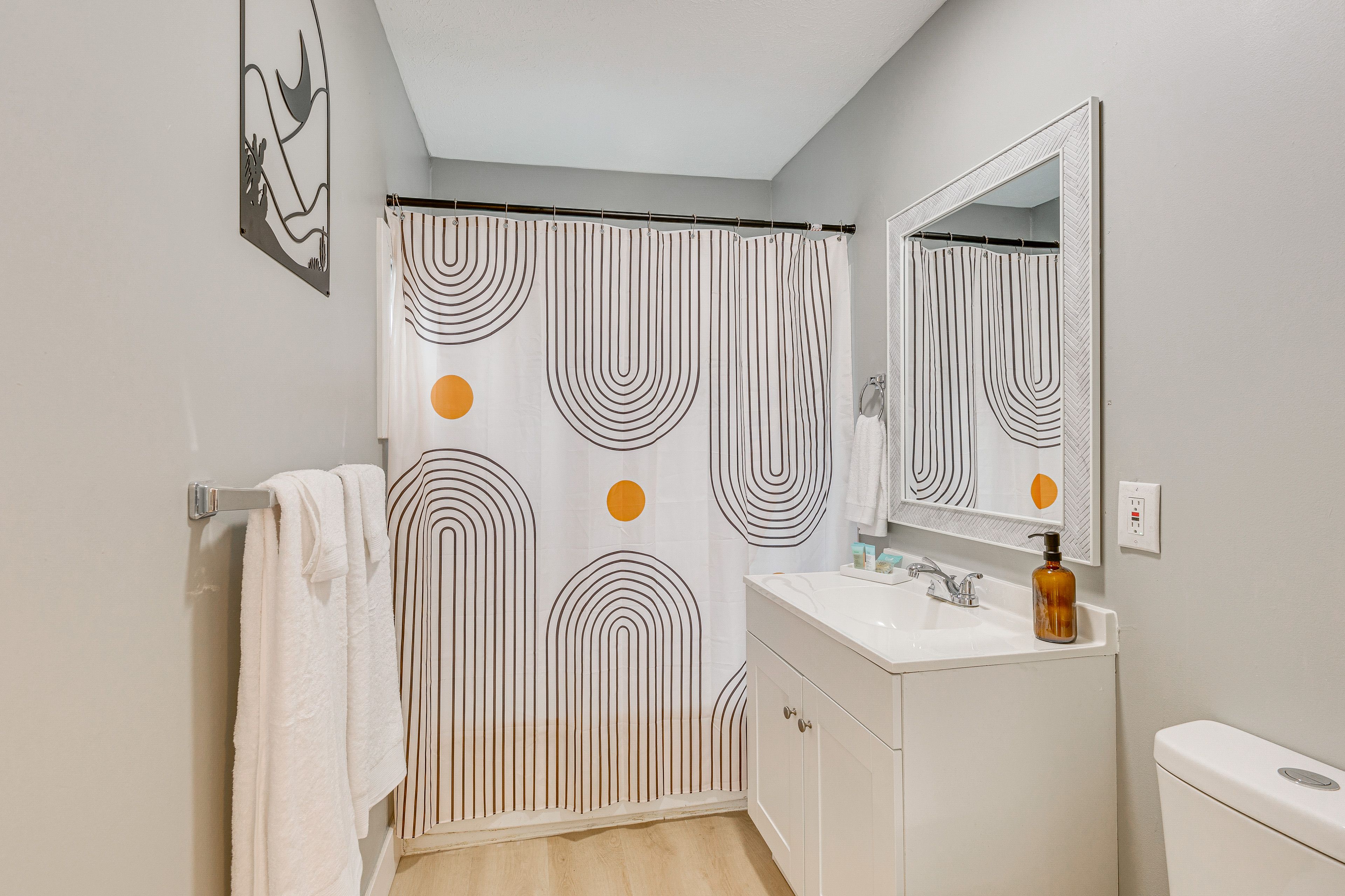 Full Bathroom | 1st Floor | Towels Provided