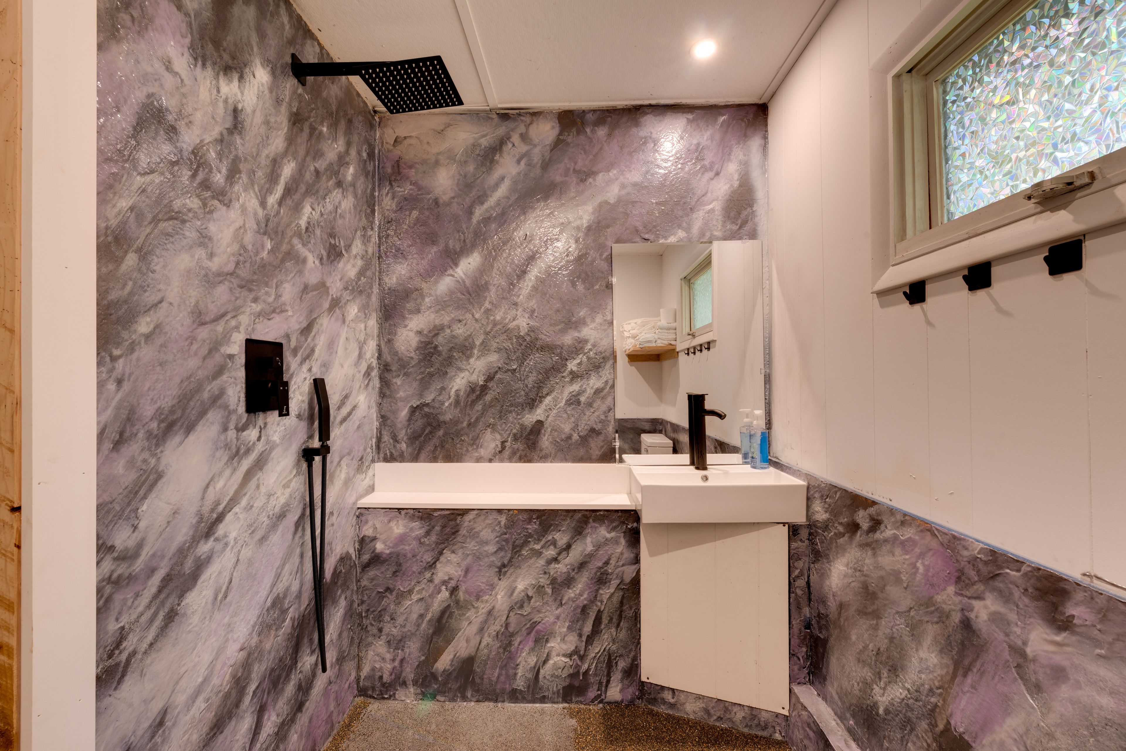 Full Bathroom | Towels Provided