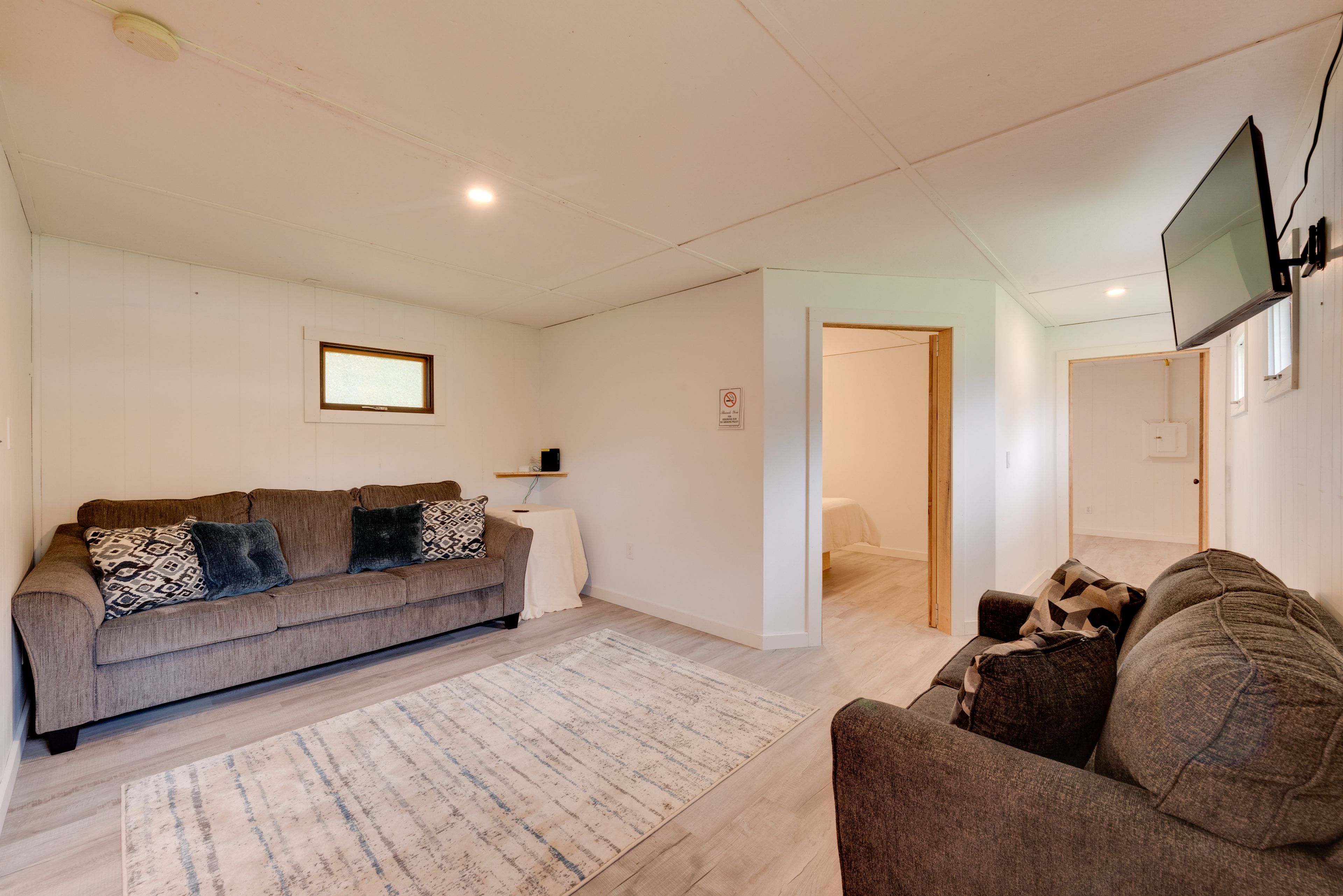 Living Room | Flat-Screen TV | Free WiFi | Central Air Conditioning/Heat