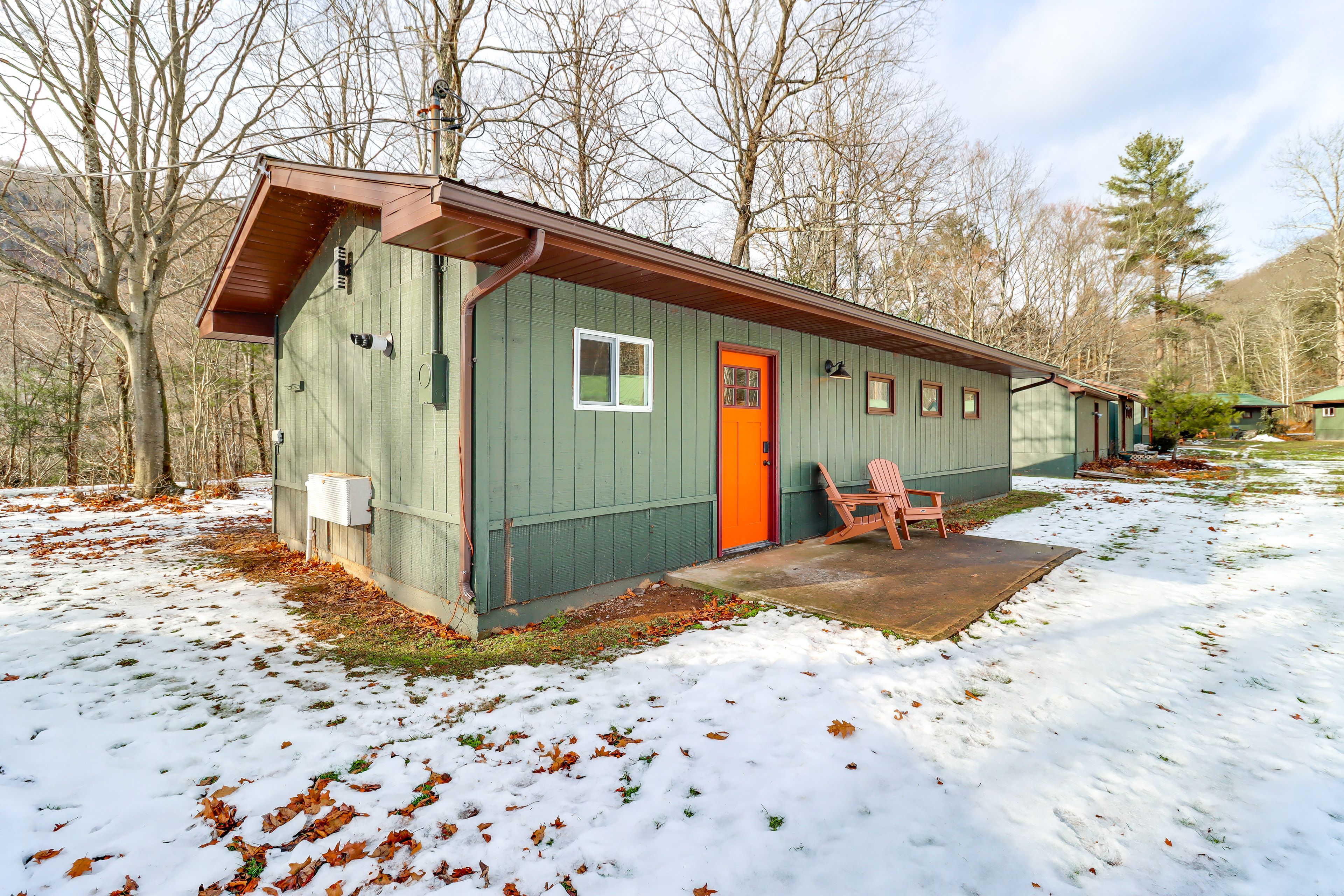 Parking | Shared Semi-Circle Driveway (1 Vehicle) | Addt'l Parking Available