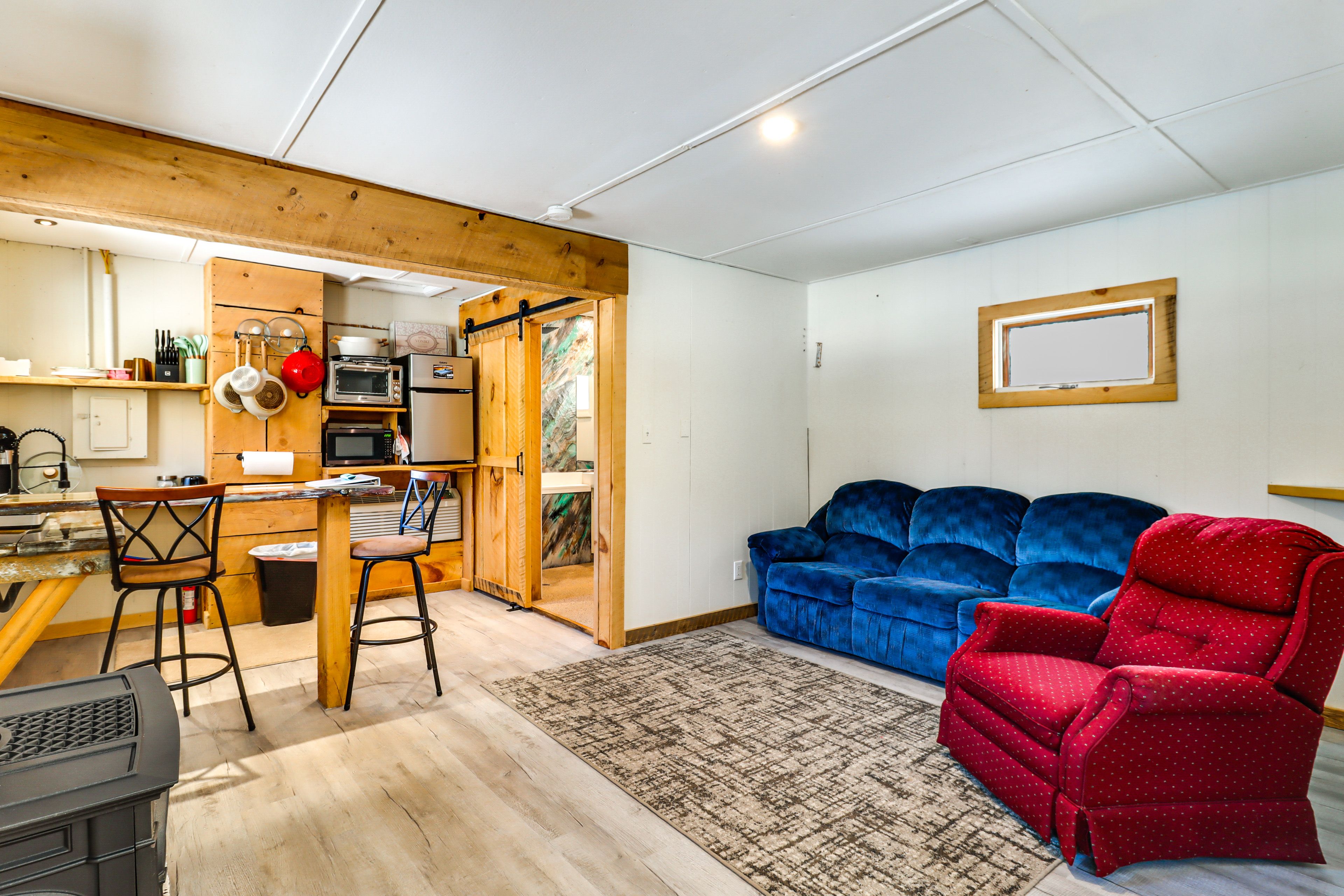 Living Room | Gas Fireplace | Flat-Screen TV | Queen Sleeper Sofa