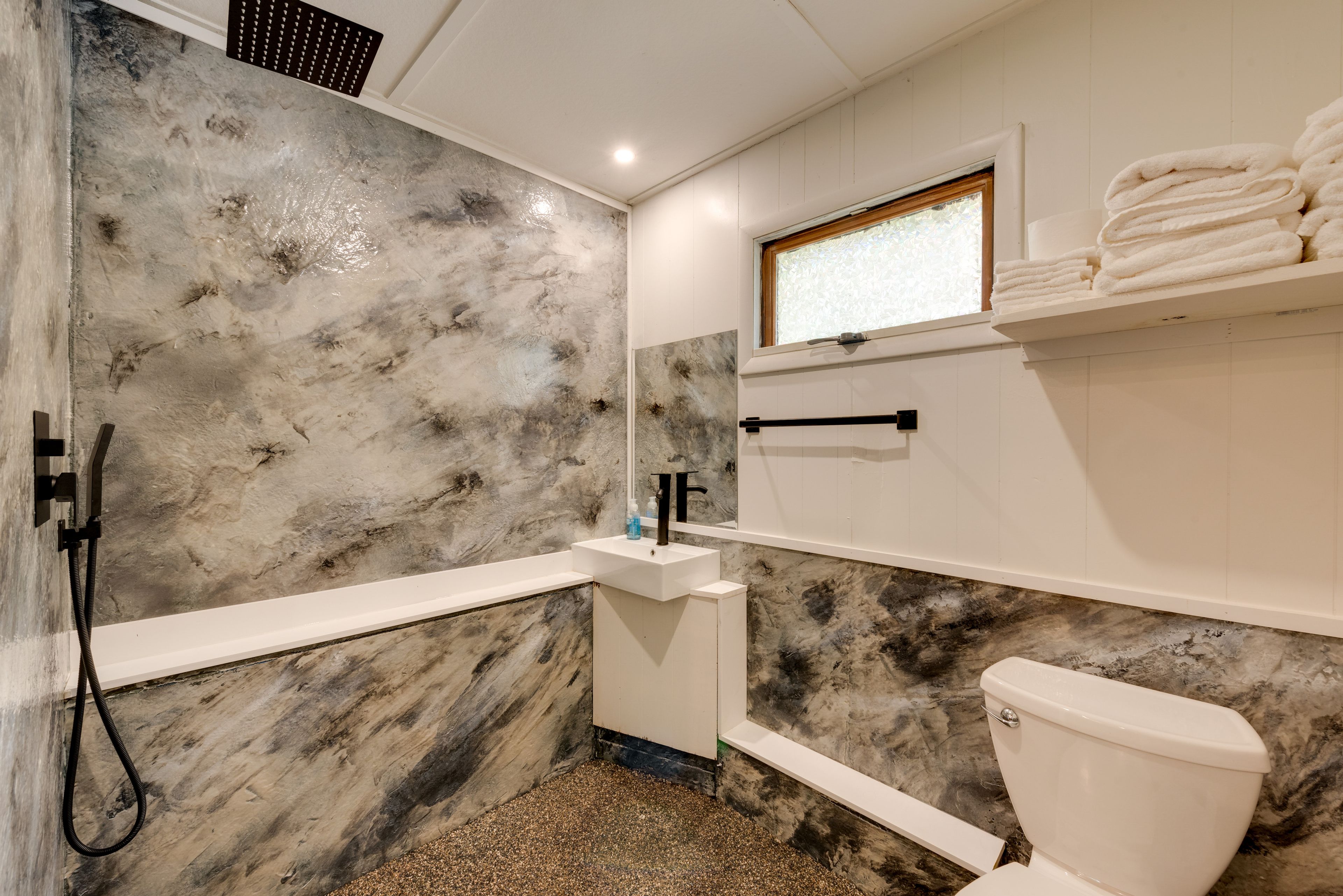 Full Bathroom | Towels Provided