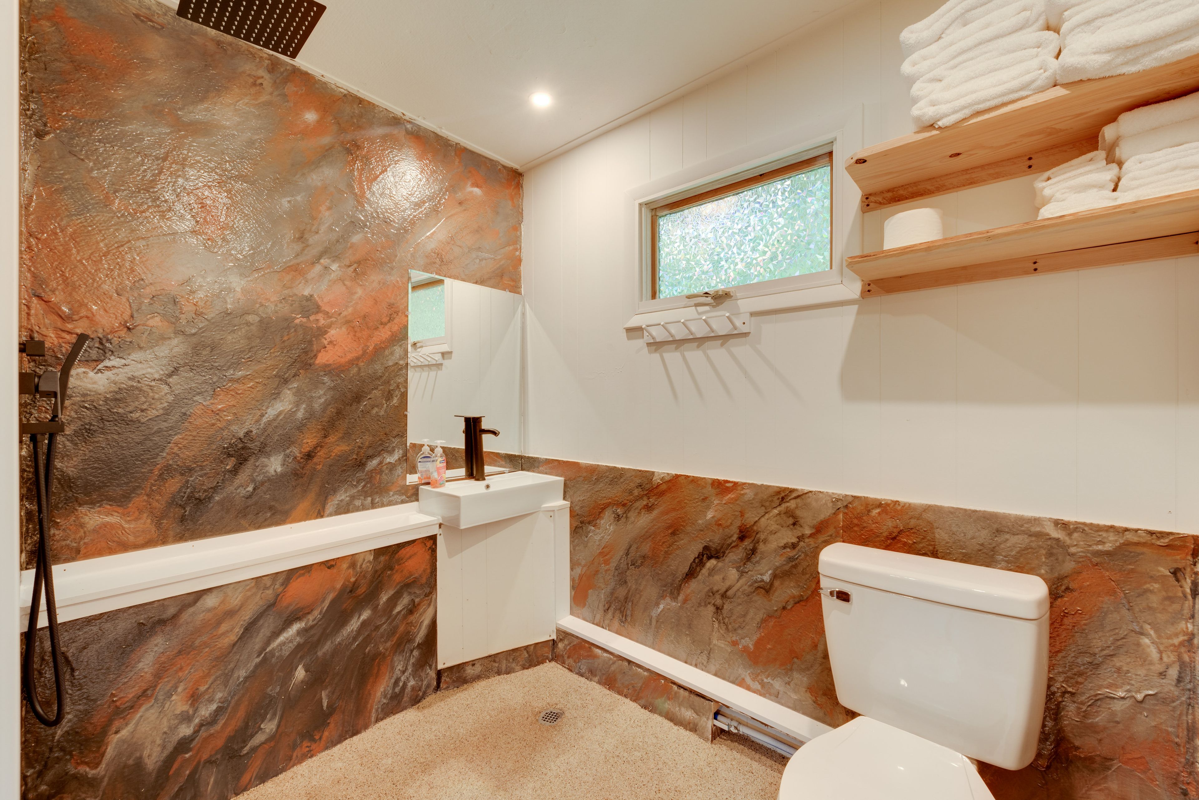 Full Bathroom | Towels Provided