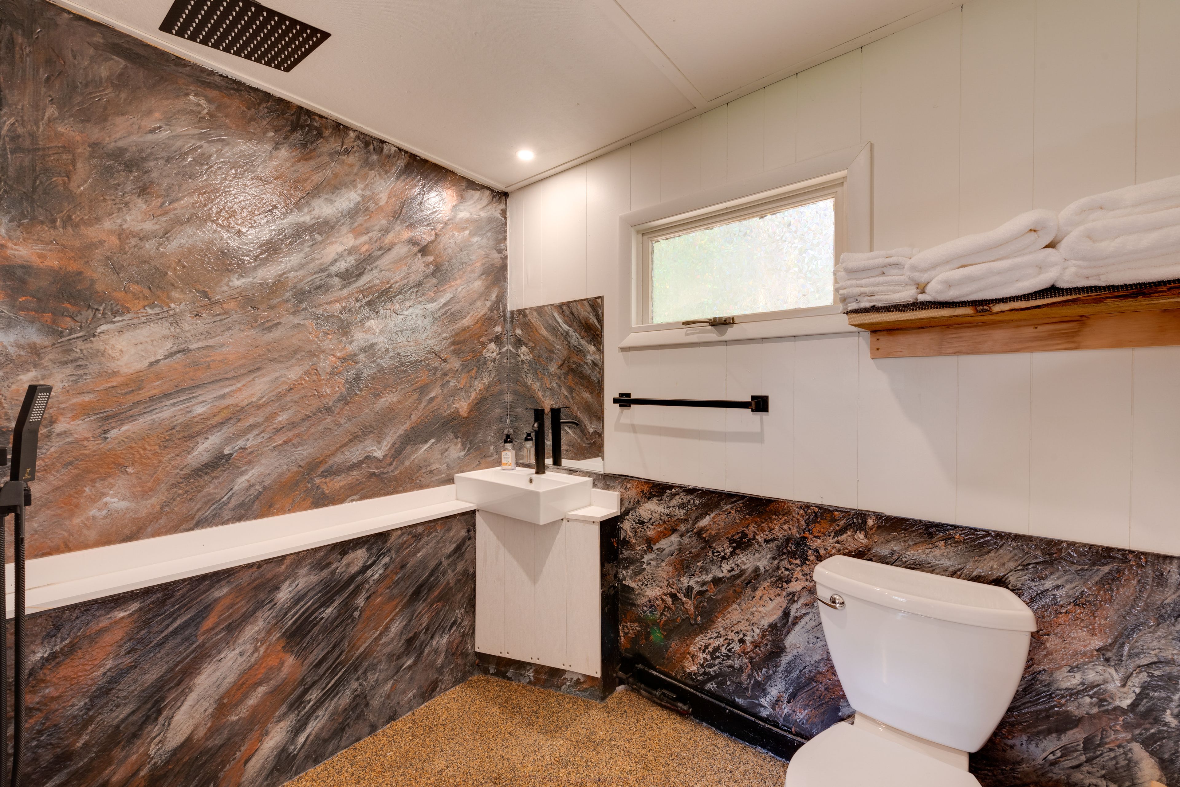 Full Bathroom | Towels Provided