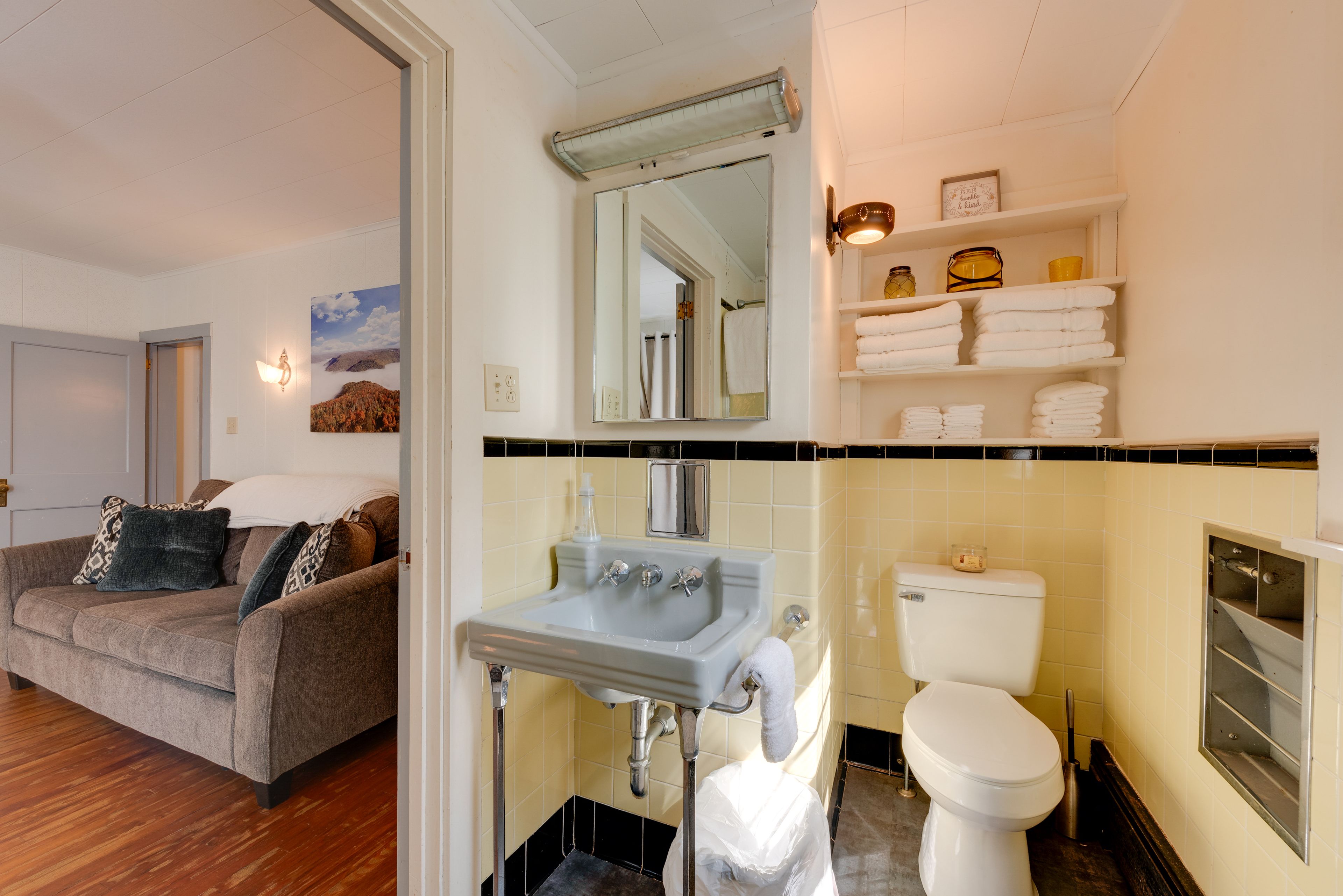 Full Bathroom | 1st Floor | Towels Provided
