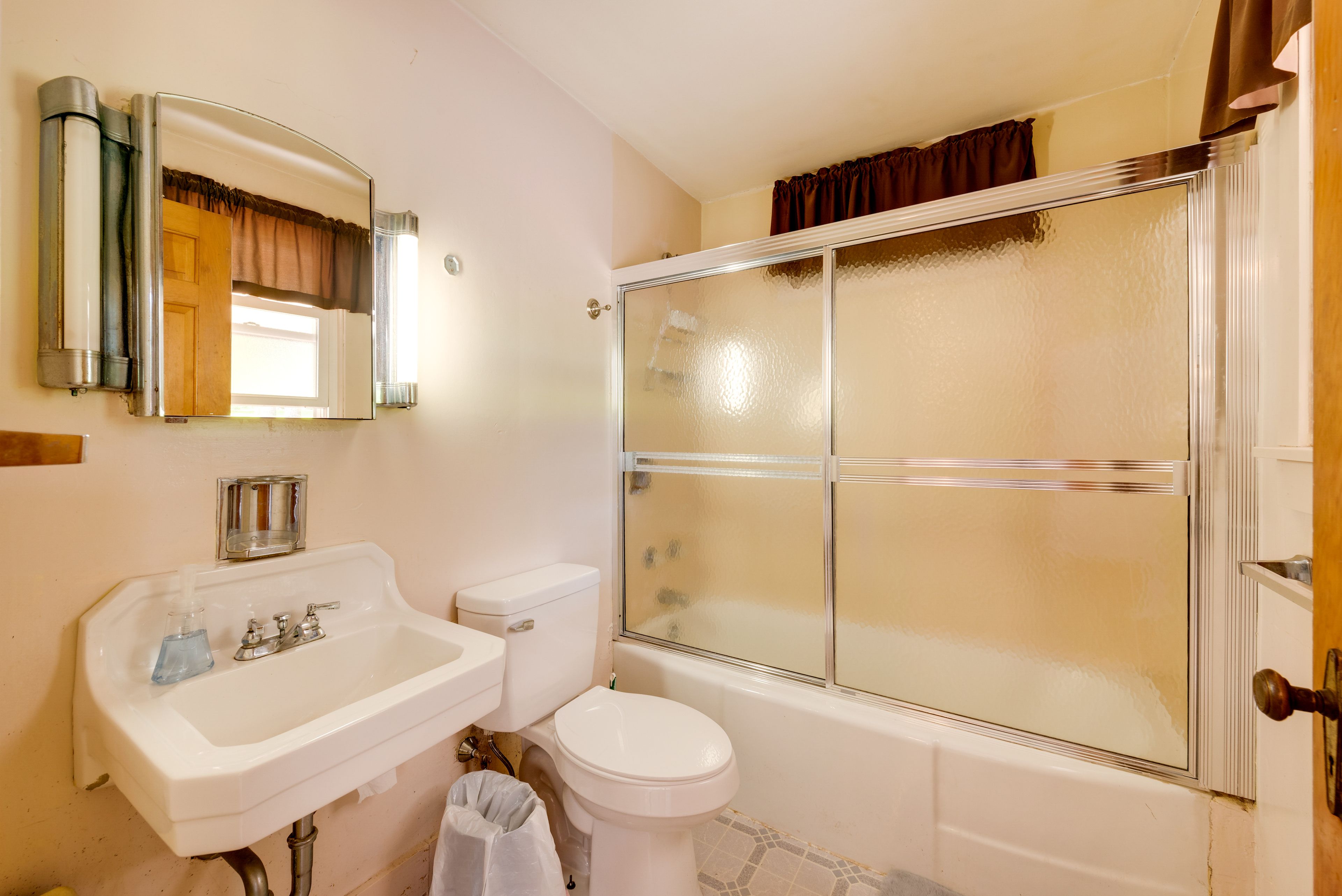 Full Bathroom | 2nd Floor