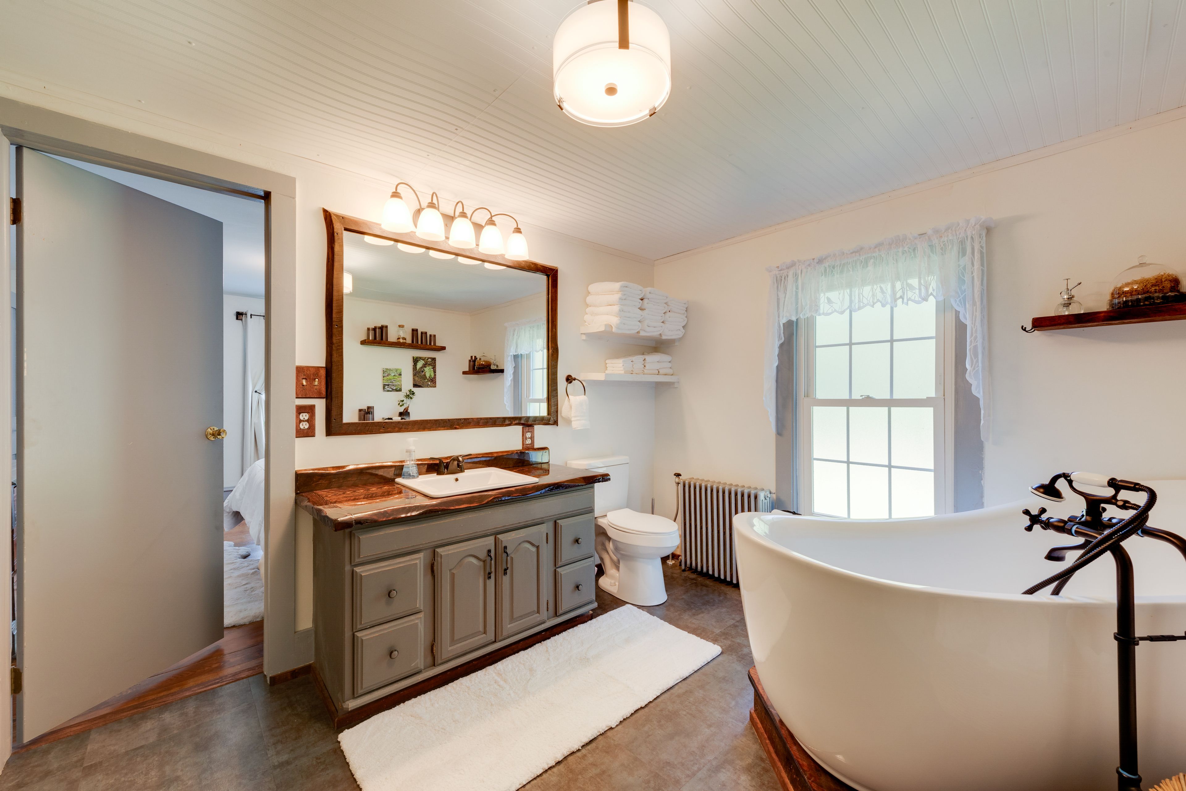 En-Suite Bathroom | 2nd Floor