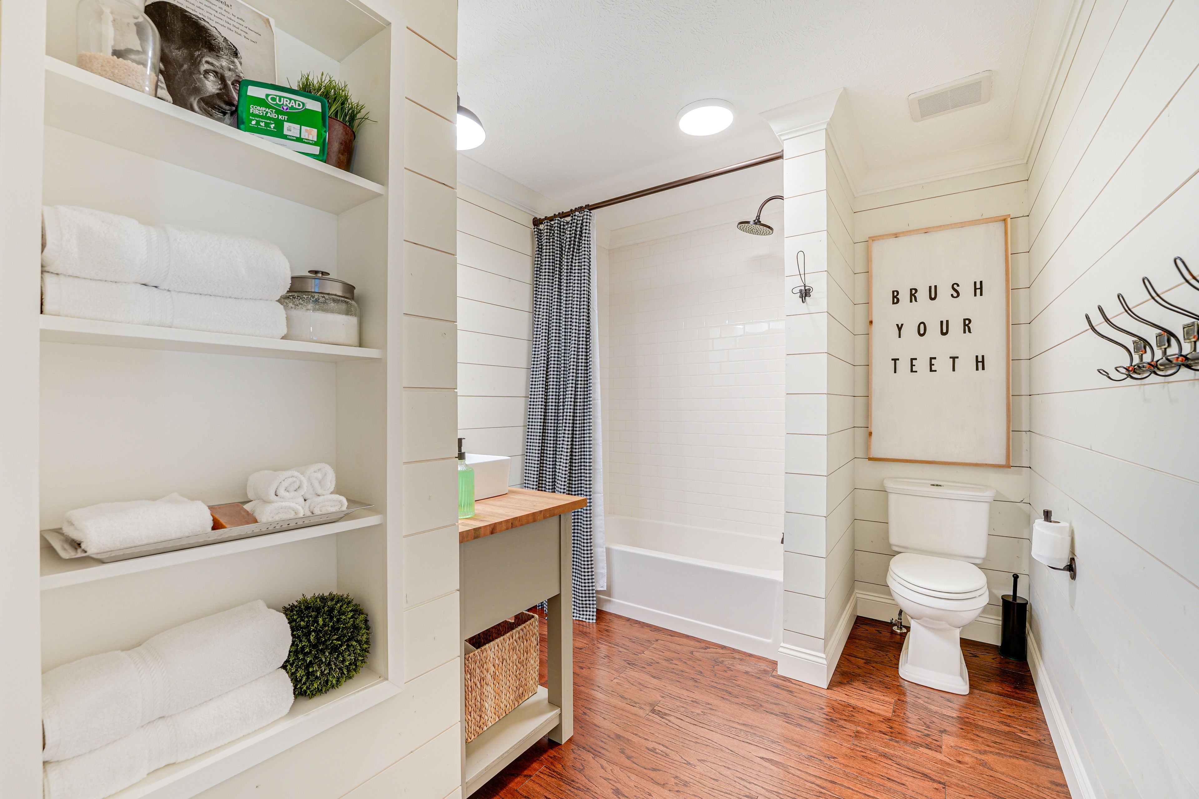 Full Bathroom | Towels Provided | Complimentary Toiletries