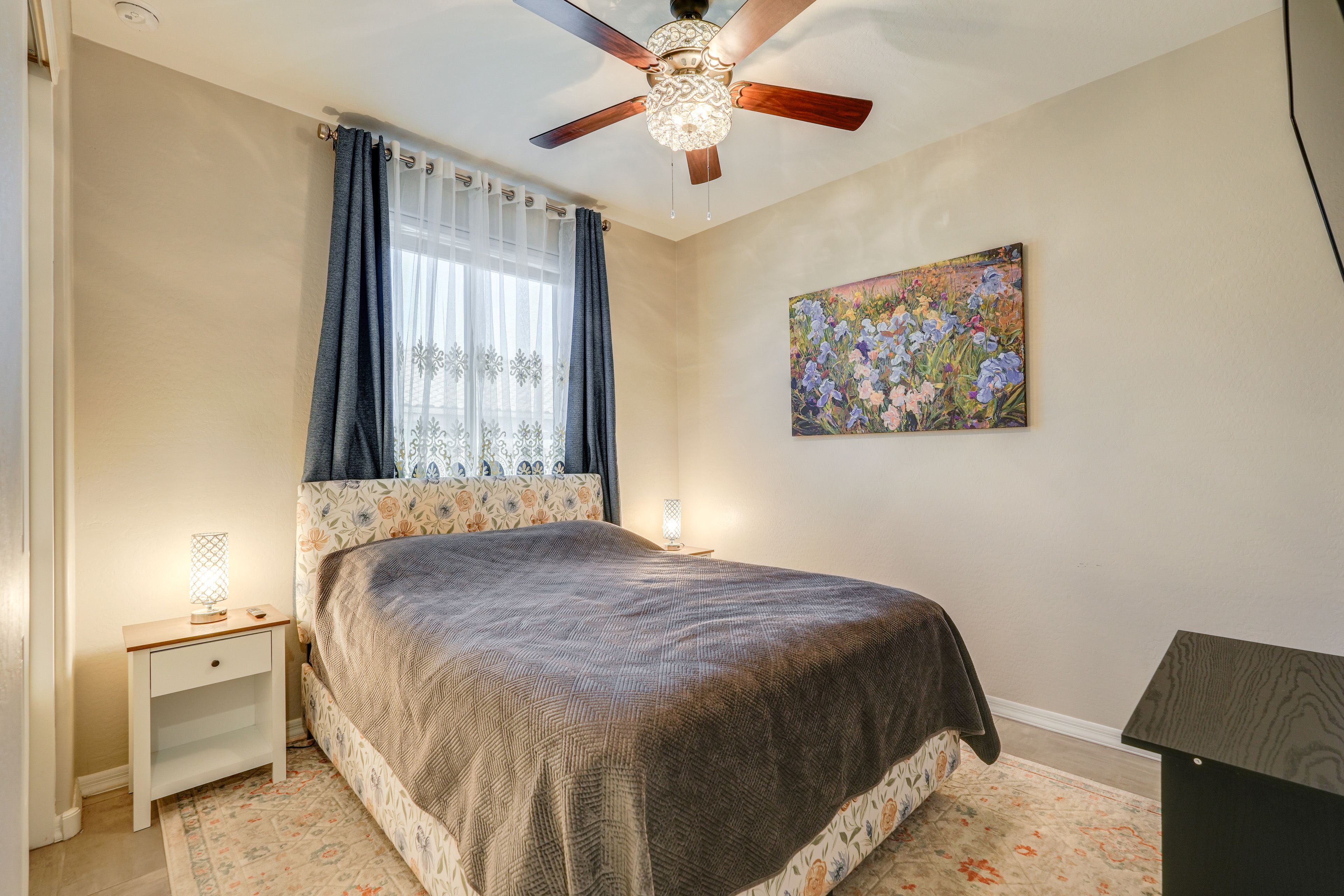 Bedroom 2 | Queen Bed | Smart TV | En-Suite Bathroom