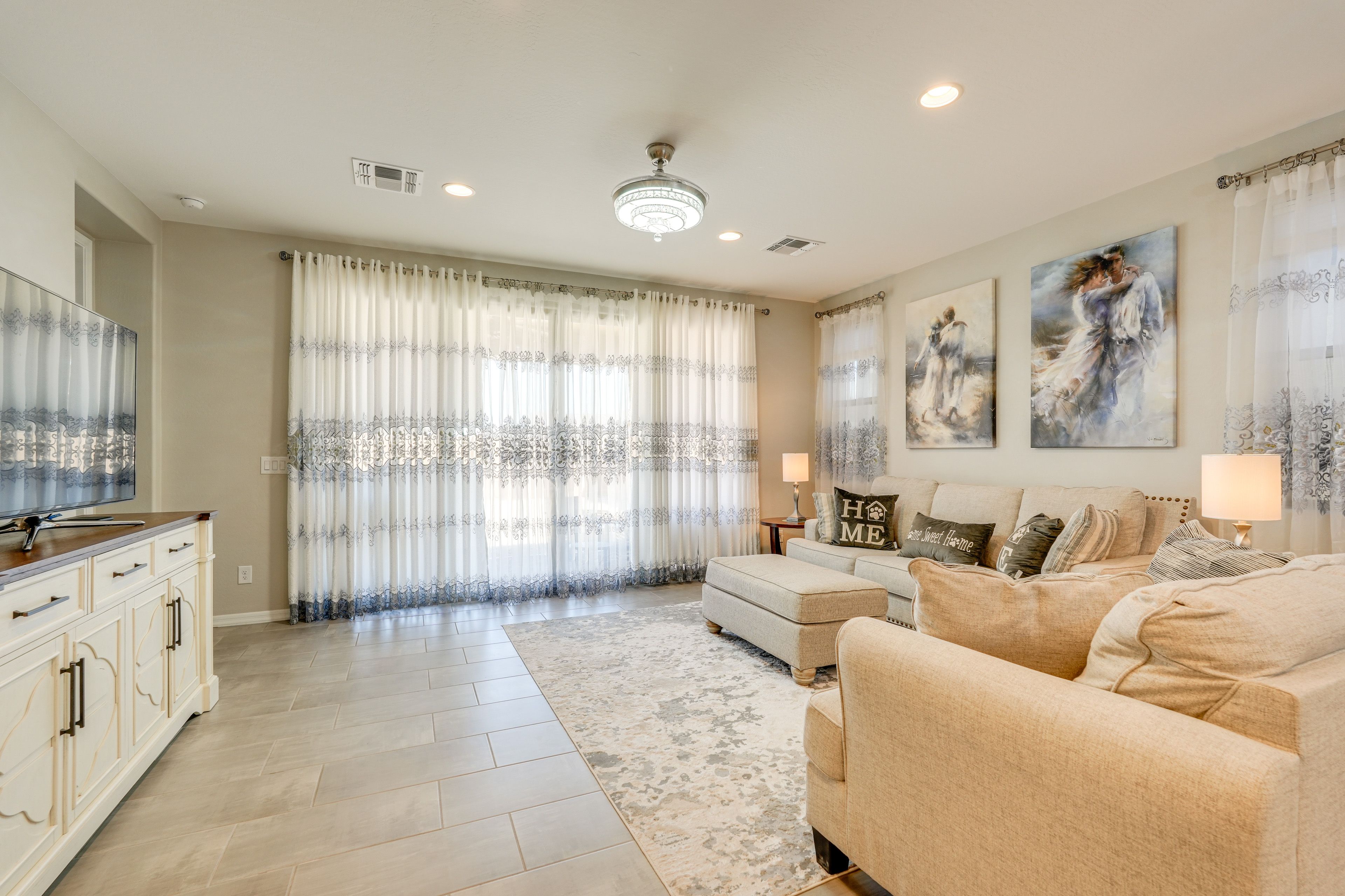 Living Room | Smart TV | Free WiFi | Central A/C & Heating