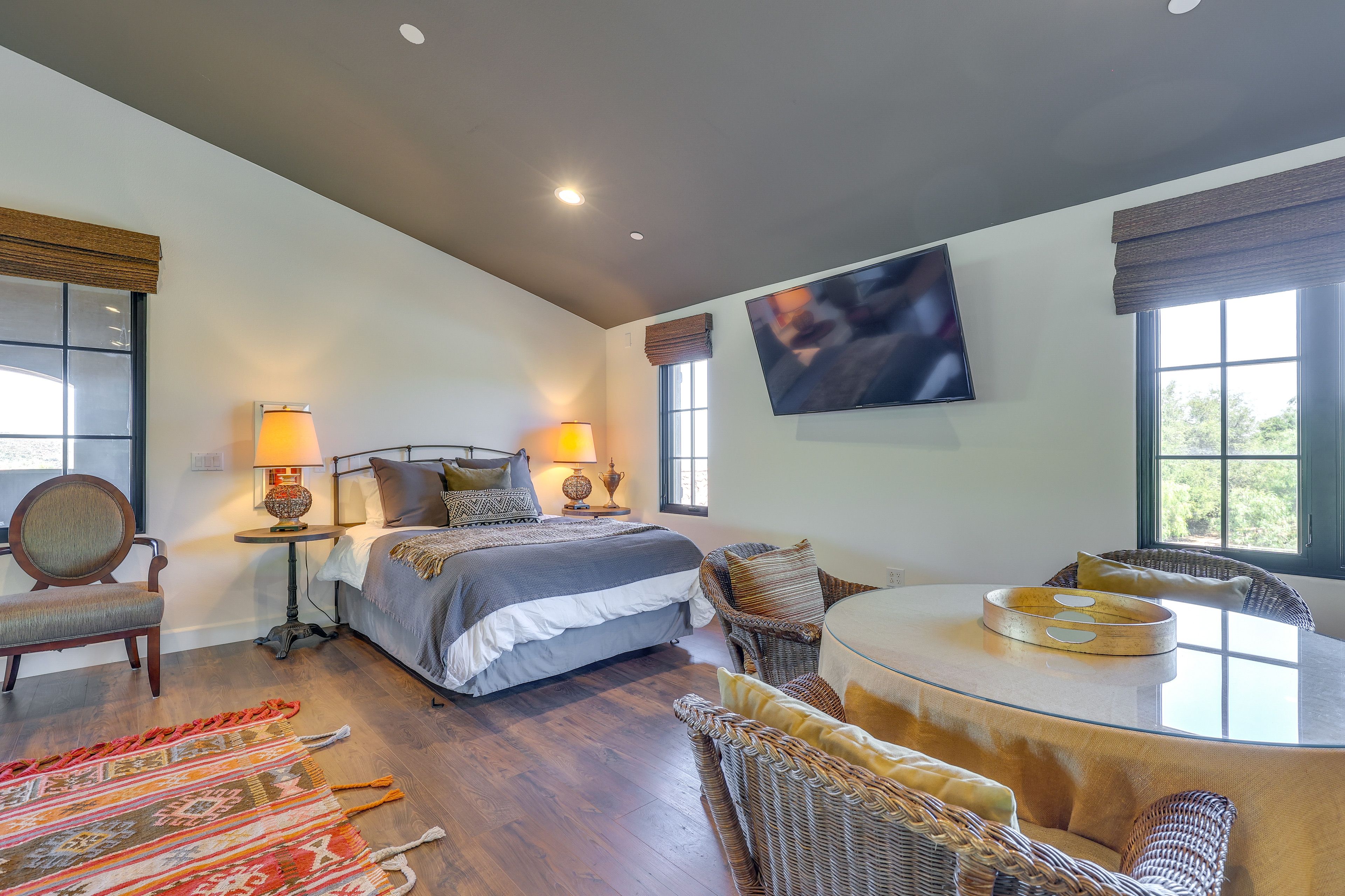 Studio | Queen Bed