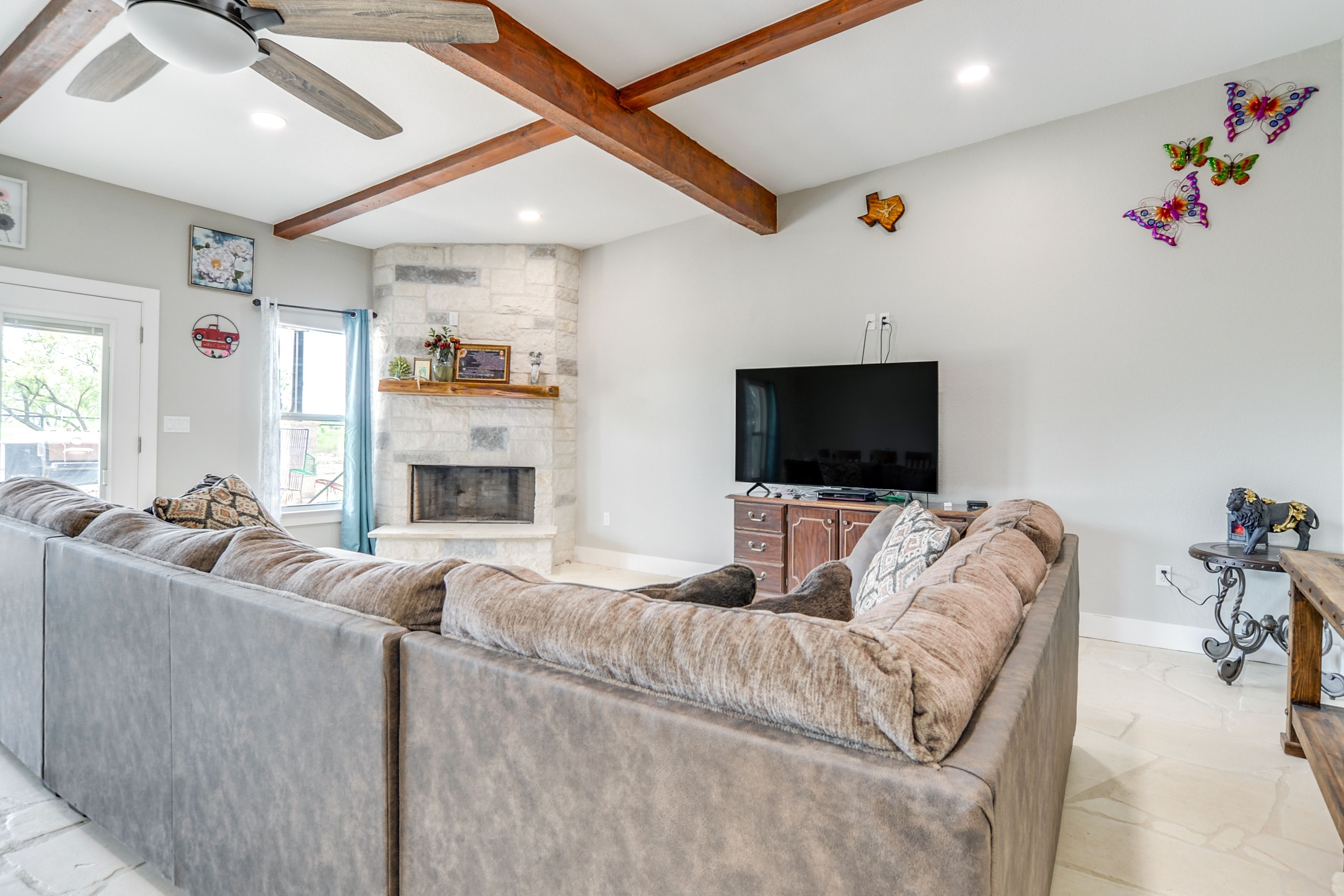 Living Room | Fireplace | Flat-Screen TV