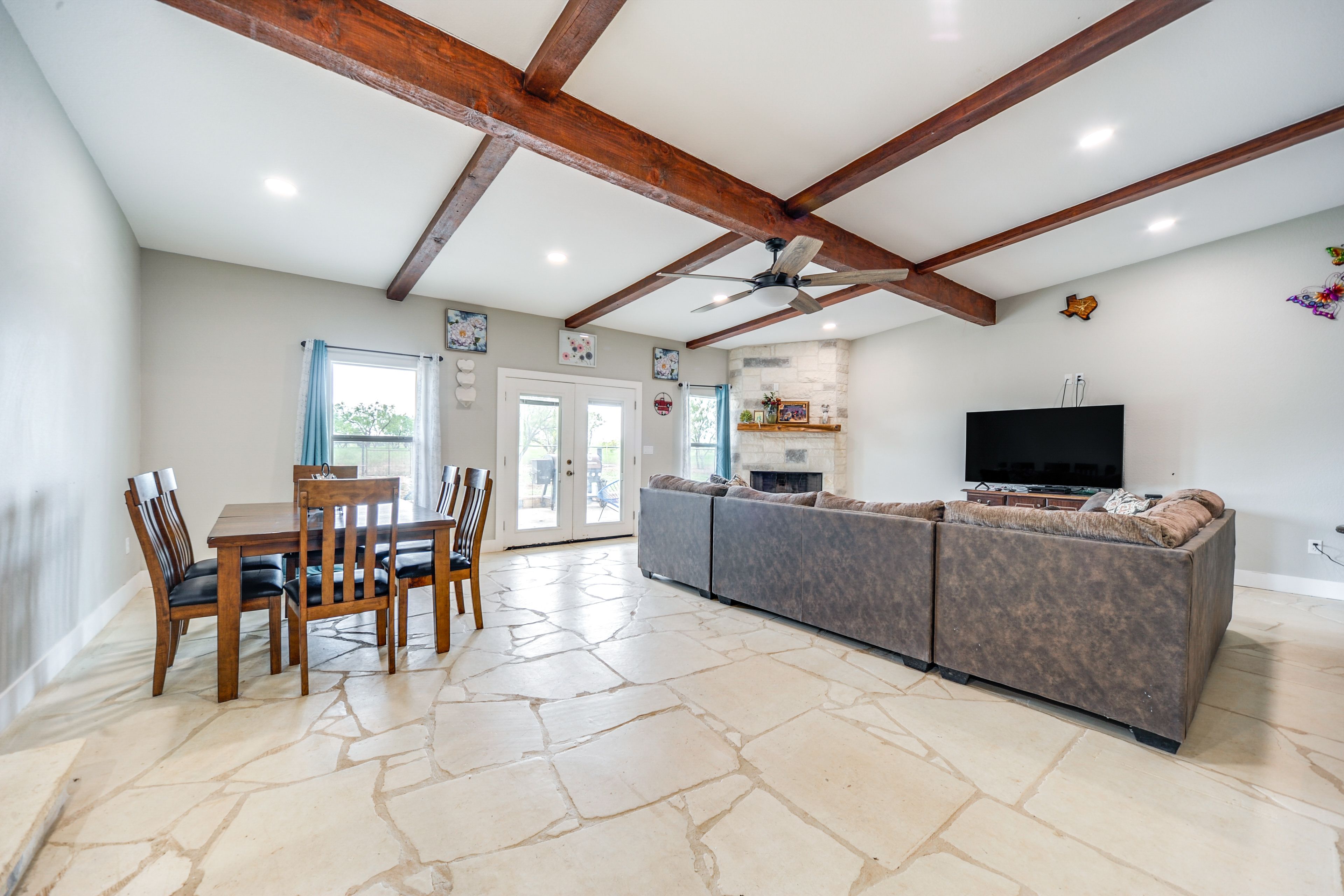 Dining Area | Dishware/Flatware Provided