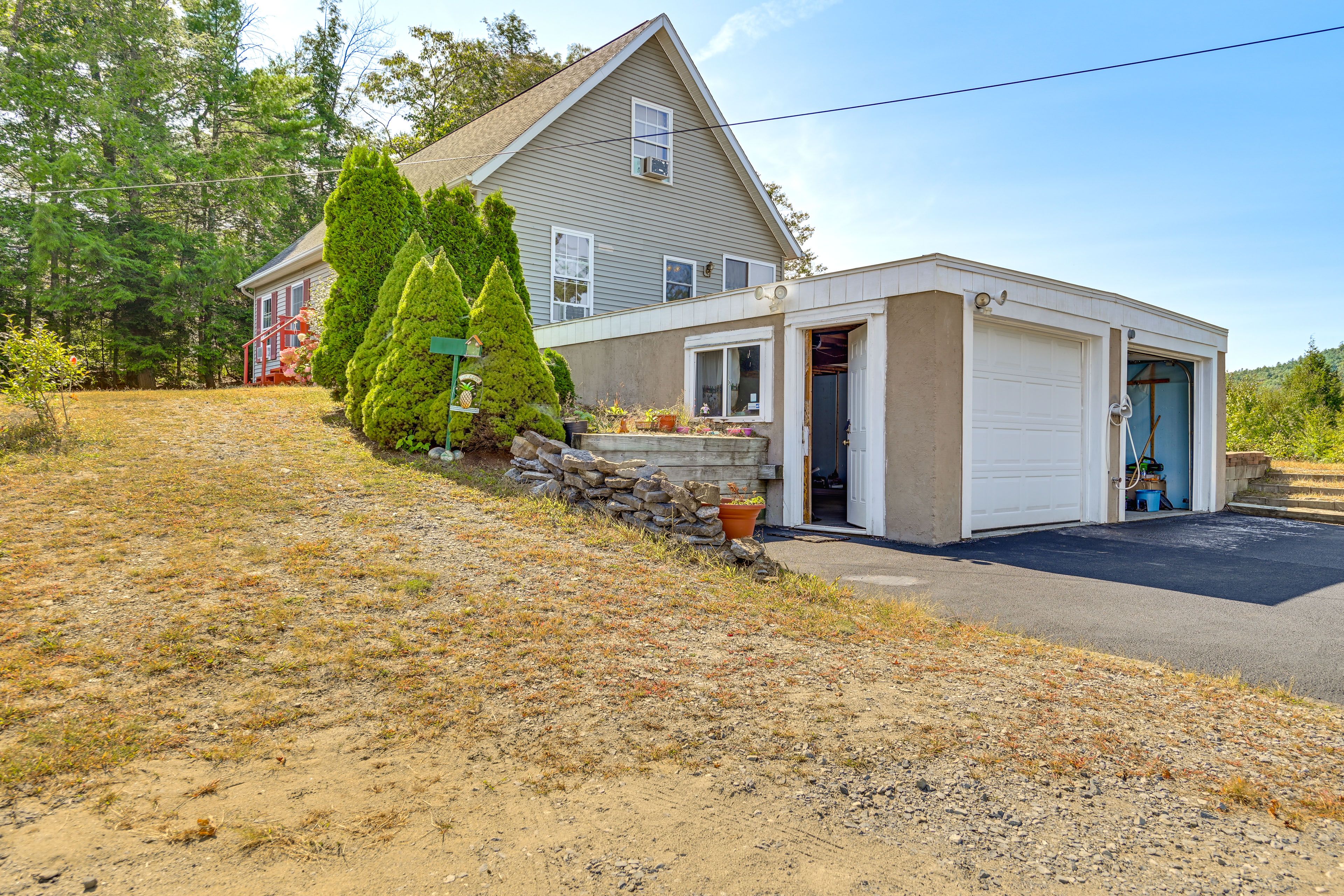 Parking | Driveway (8 Vehicles) | RV/Trailer Parking Available