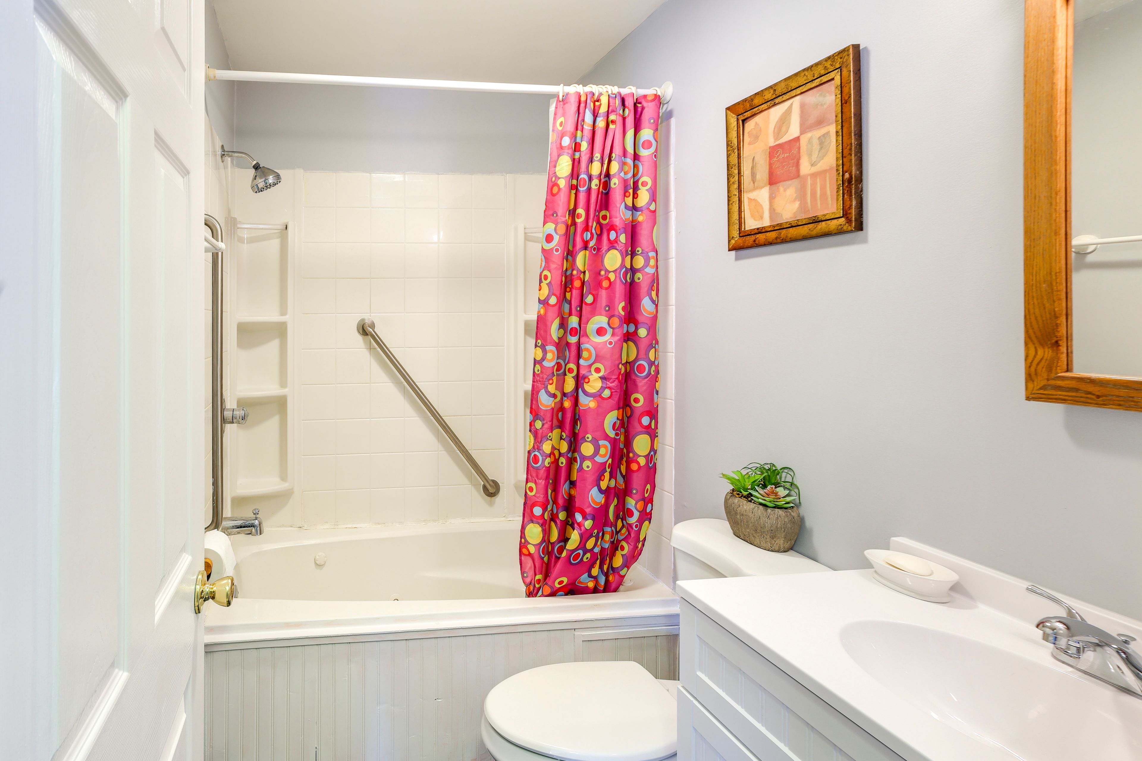 Full Bathroom | Towels Provided | Complimentary Toiletries | Main Level