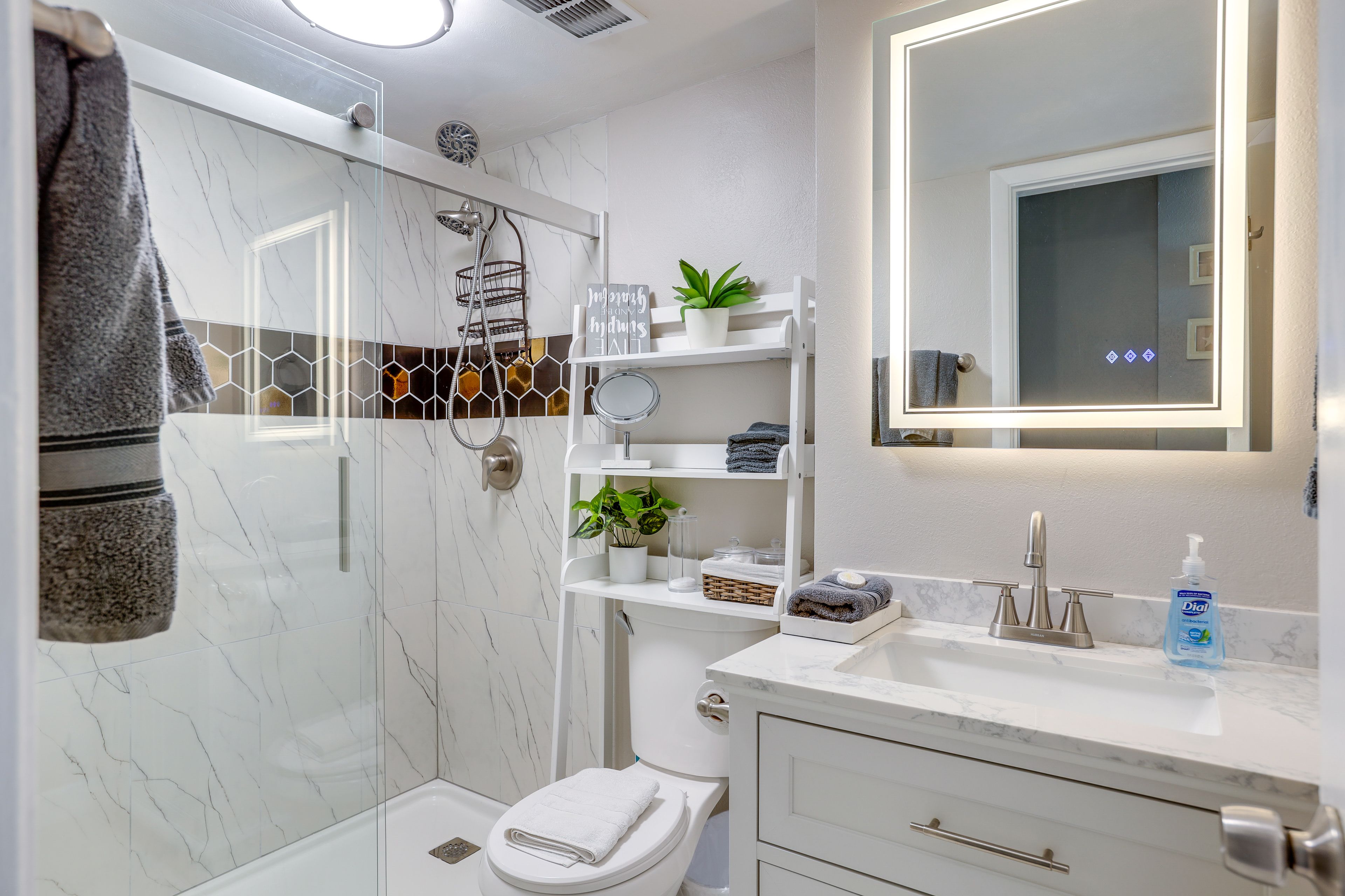 Full Bathroom | Towels Provided