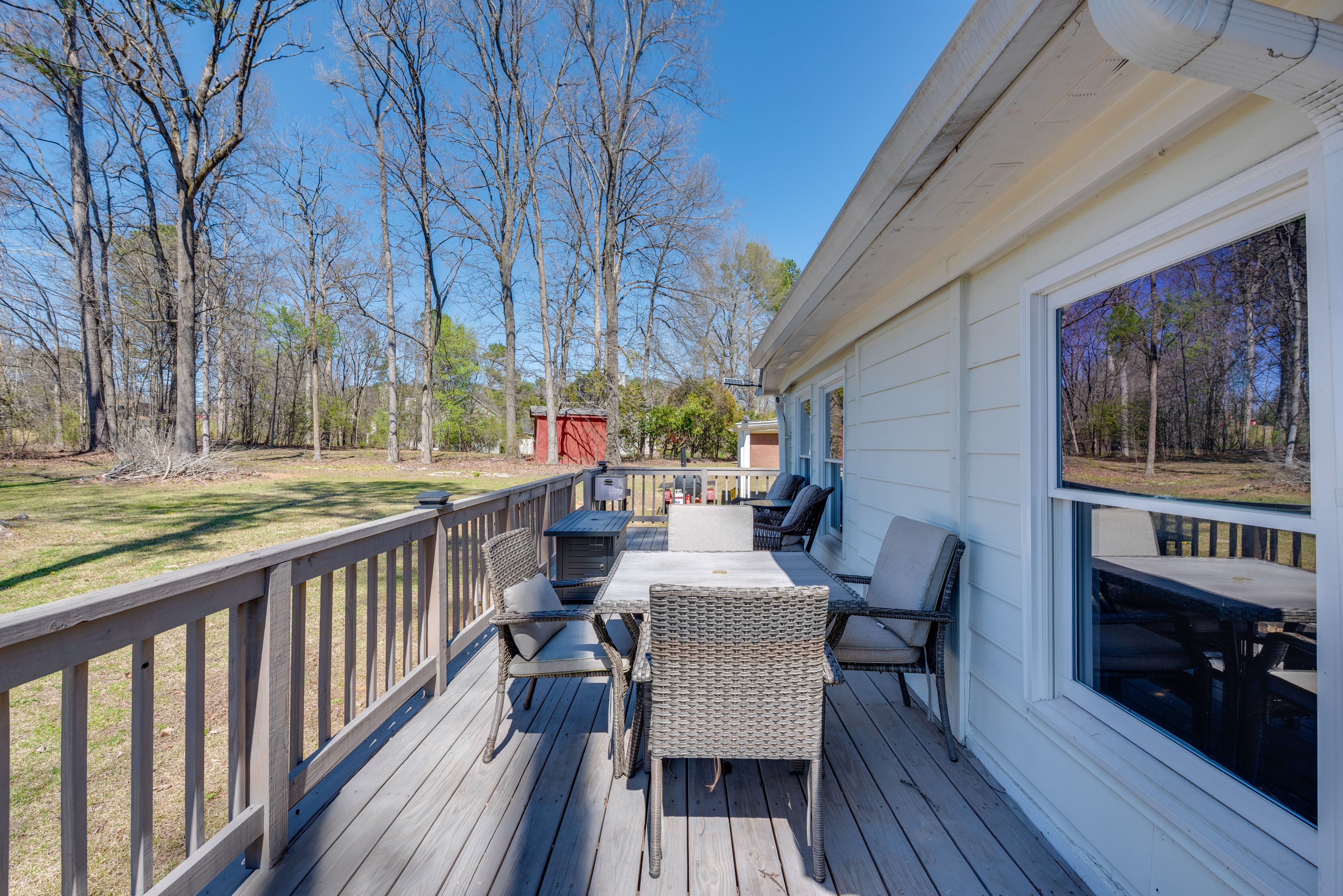 Deck | Outdoor Dining Area | Smart TV