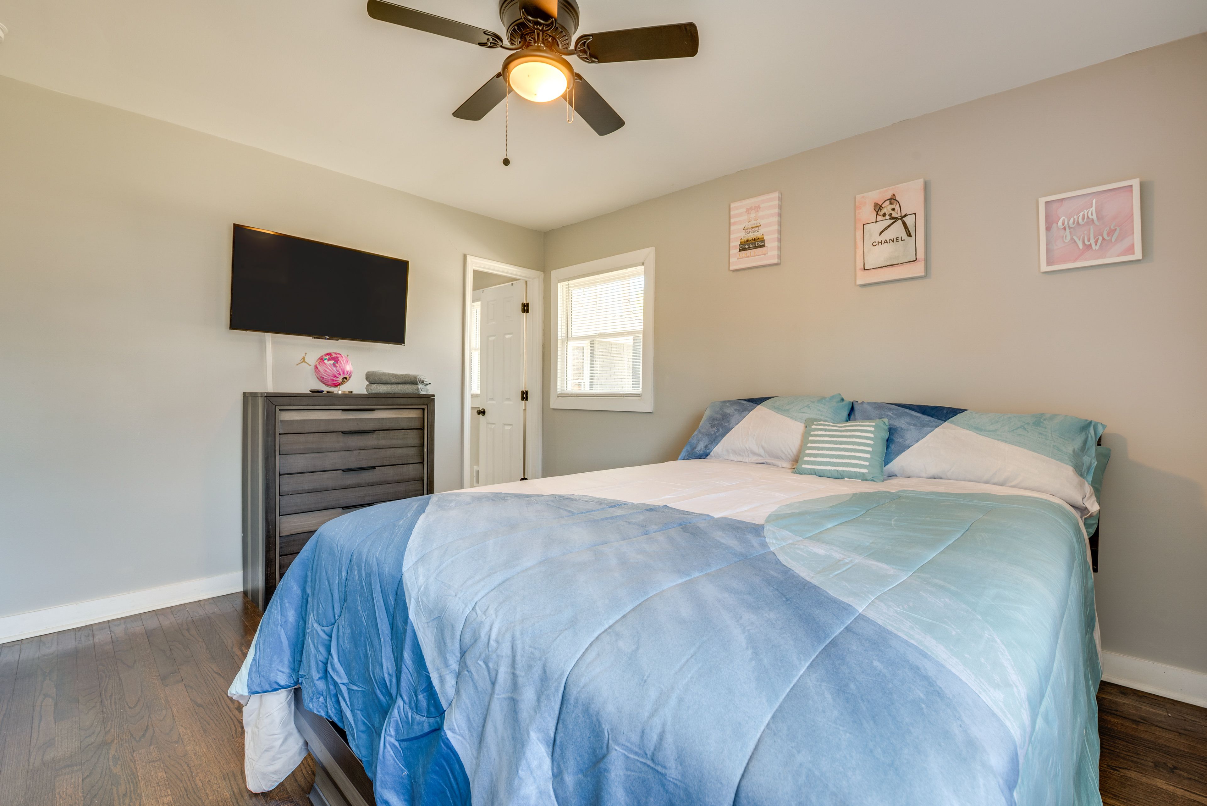 Bedroom 2 | Queen Bed | Smart TV