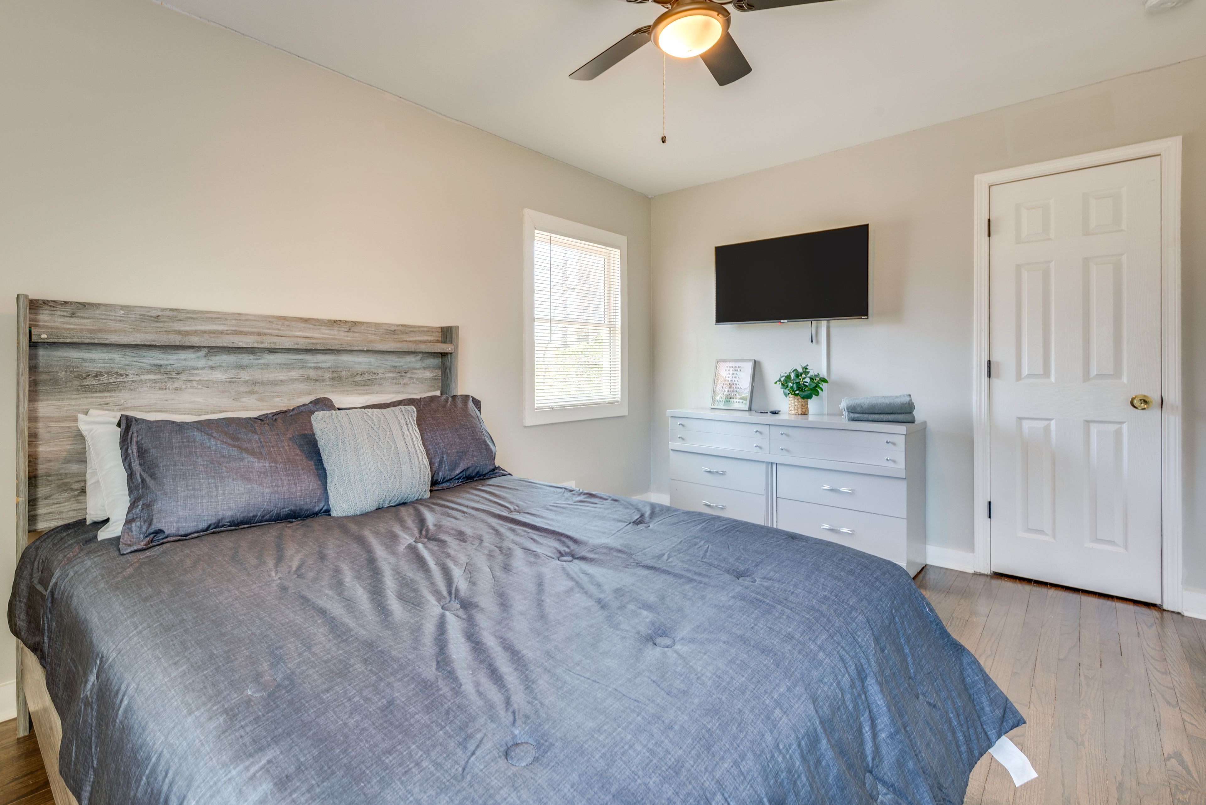 Bedroom 3 | Queen Bed | Smart TV