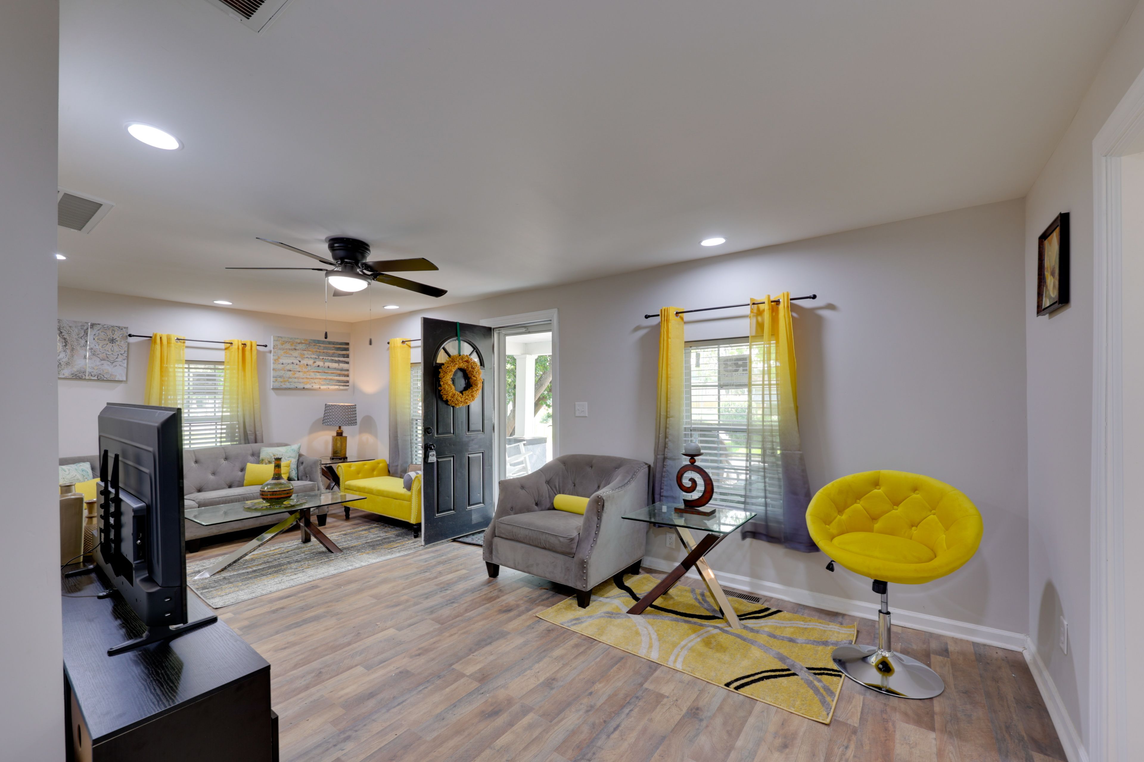 Living Room | Central Heating & A/C | Free WiFi