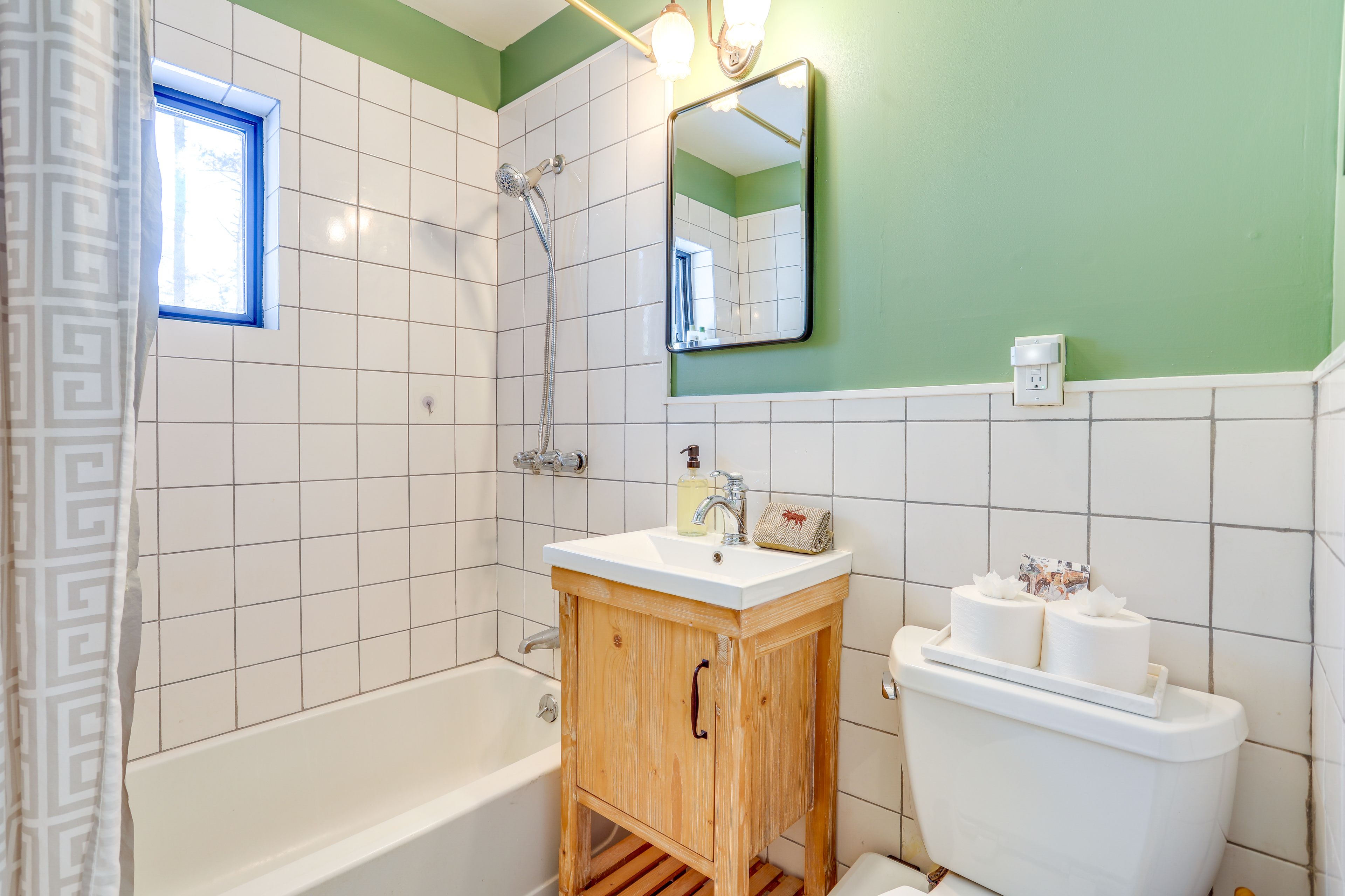 Full Bathroom | Main Level | Towels Provided