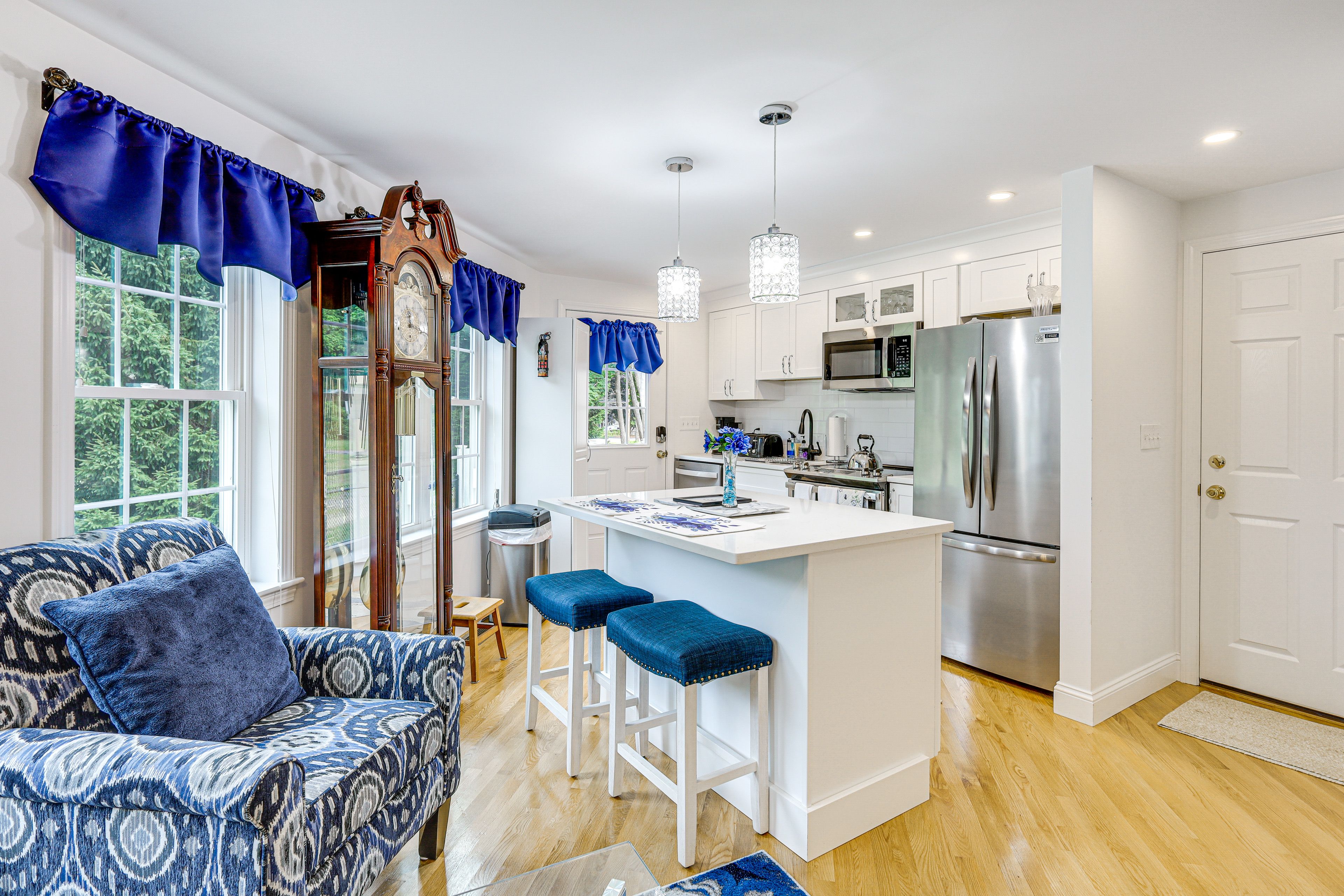 Kingston Vacation Rental | 1BR | 1.5BA | 800 Sq Ft | 4 Steps Required