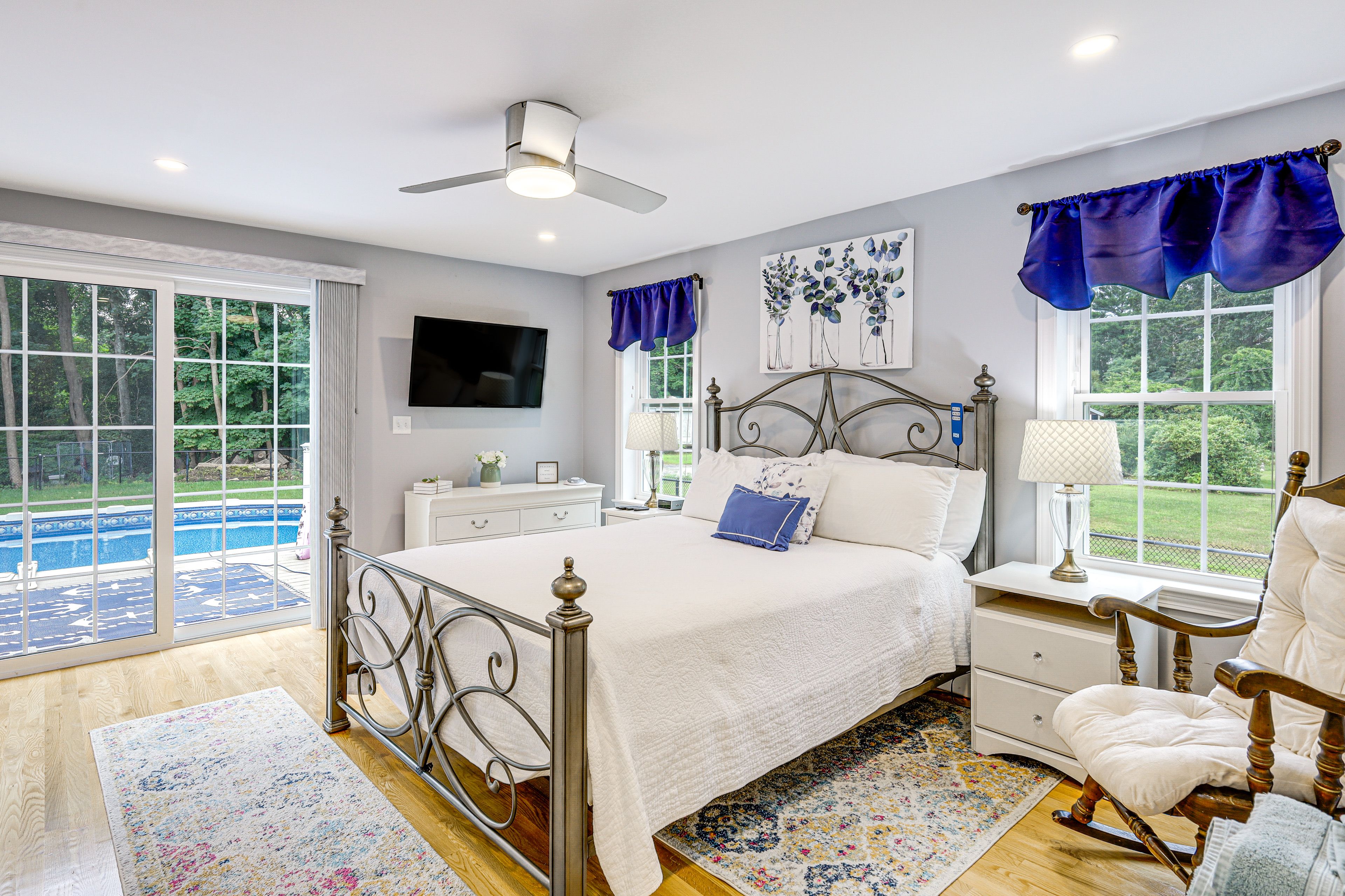 Bedroom | Queen Bed | Smart TV | Linens Provided