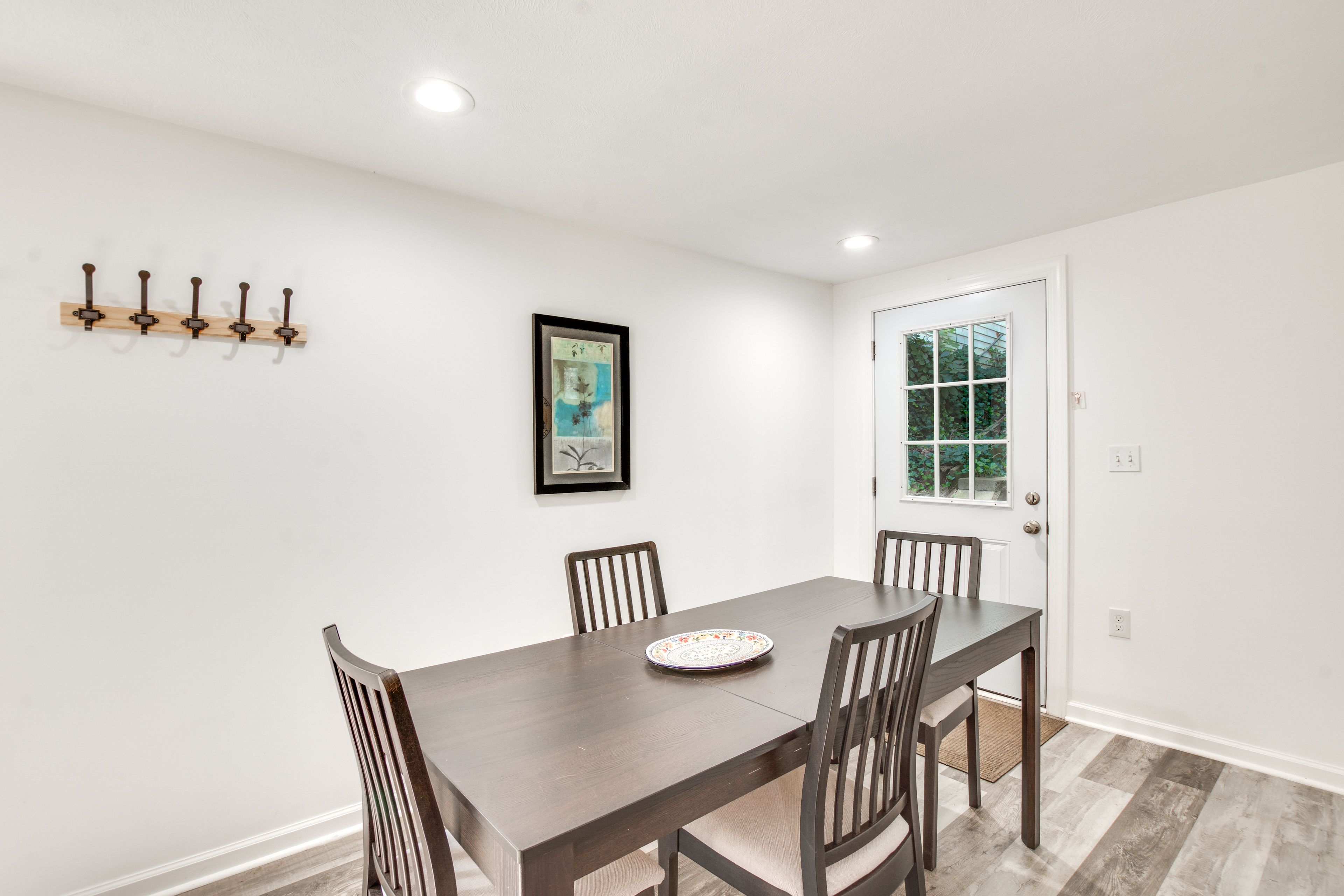 Dining Area | Dishware/Flatware Provided | 1st Floor