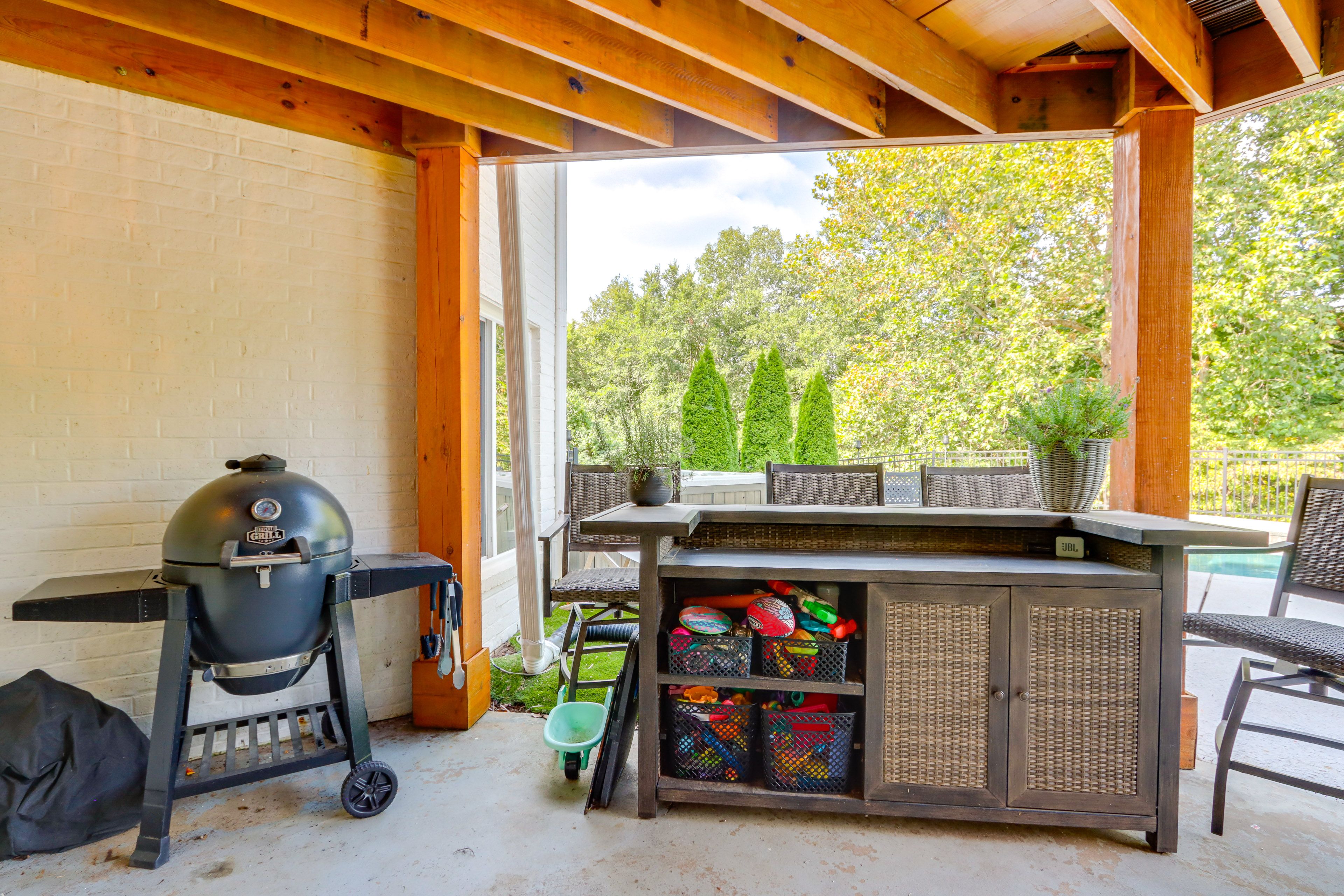 Charcoal Grill | Bar Area | Pool Toys