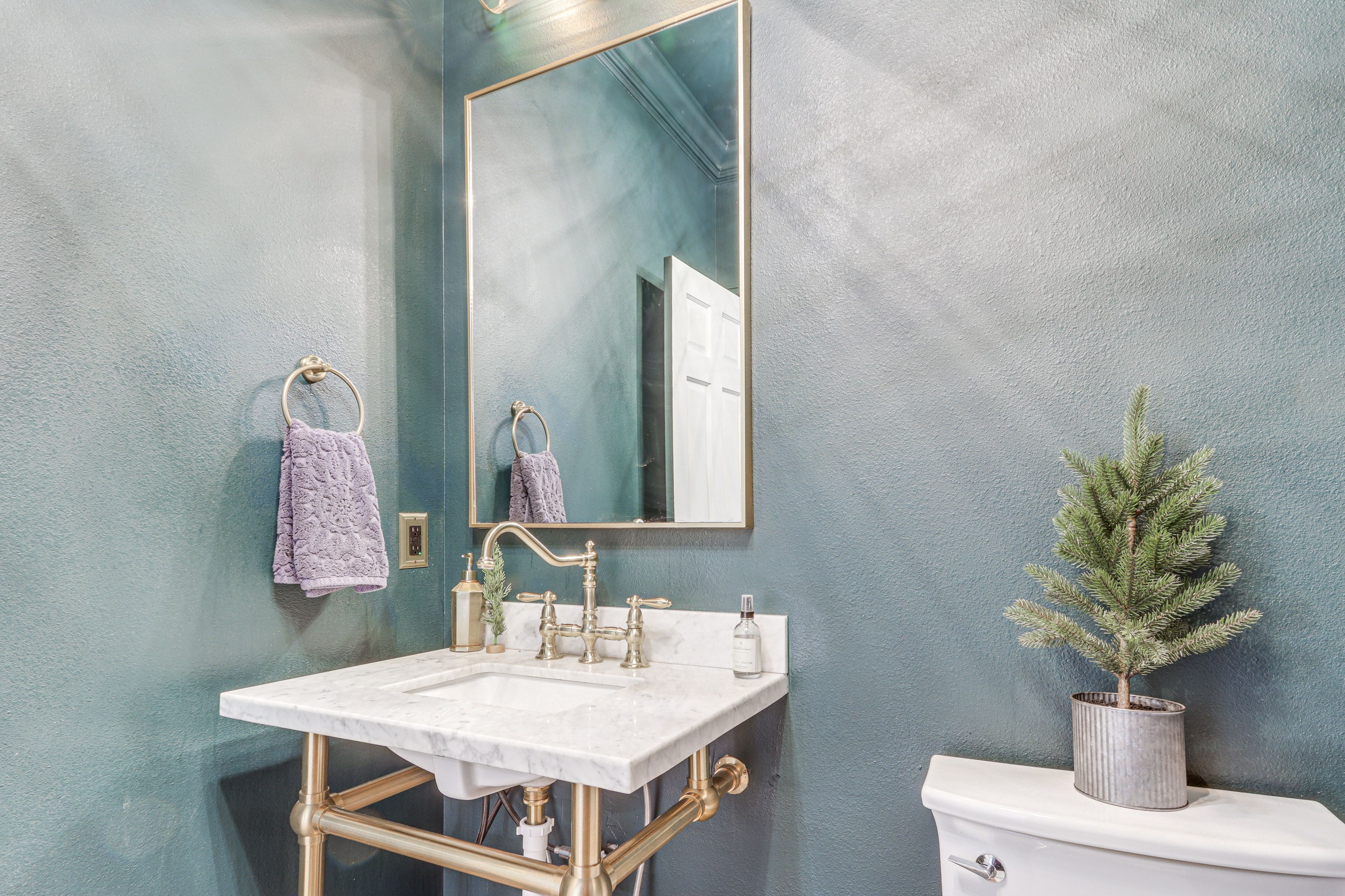 Half Bathroom | 1st Floor