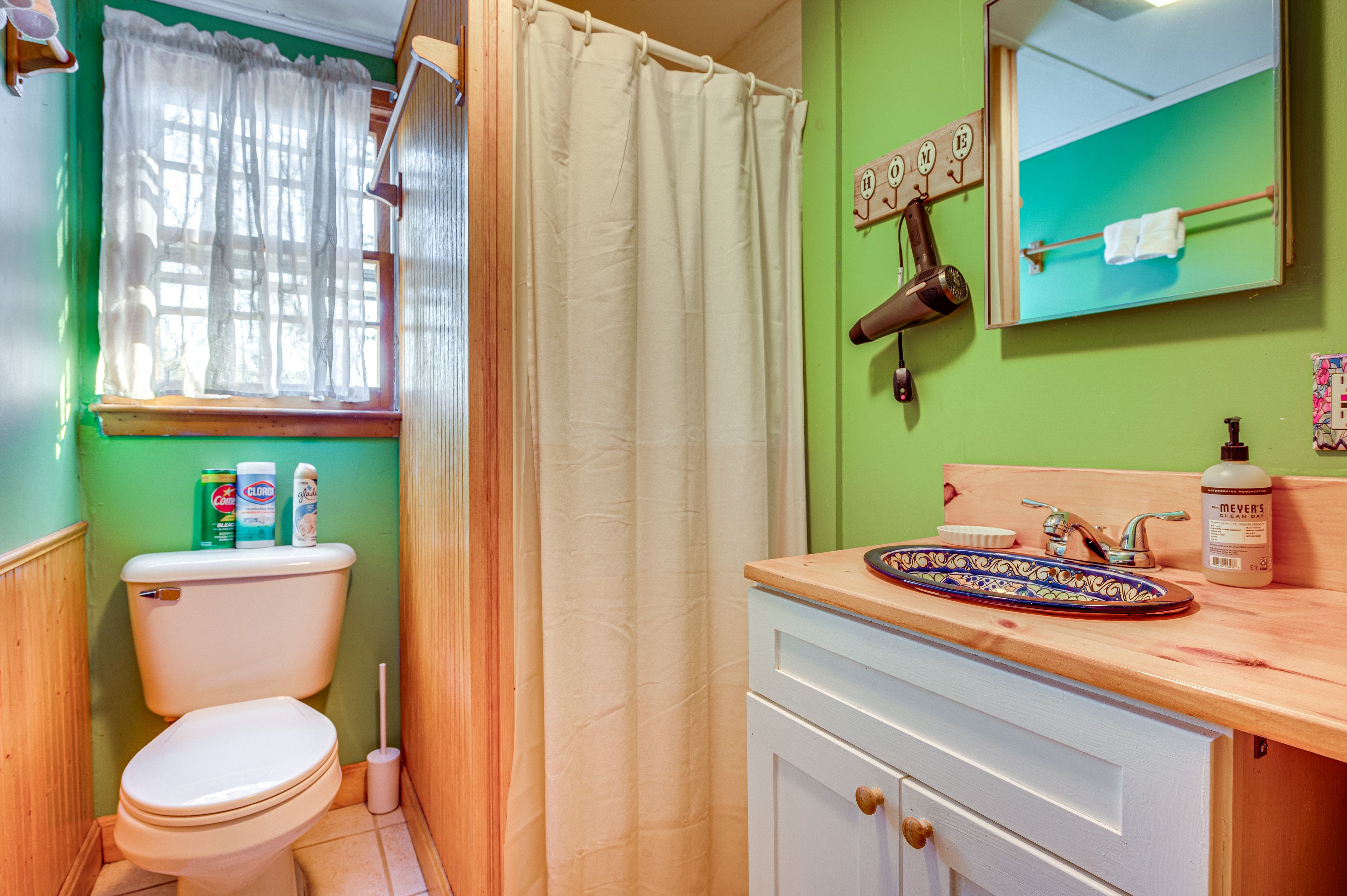 Full Bathroom | Towels Provided