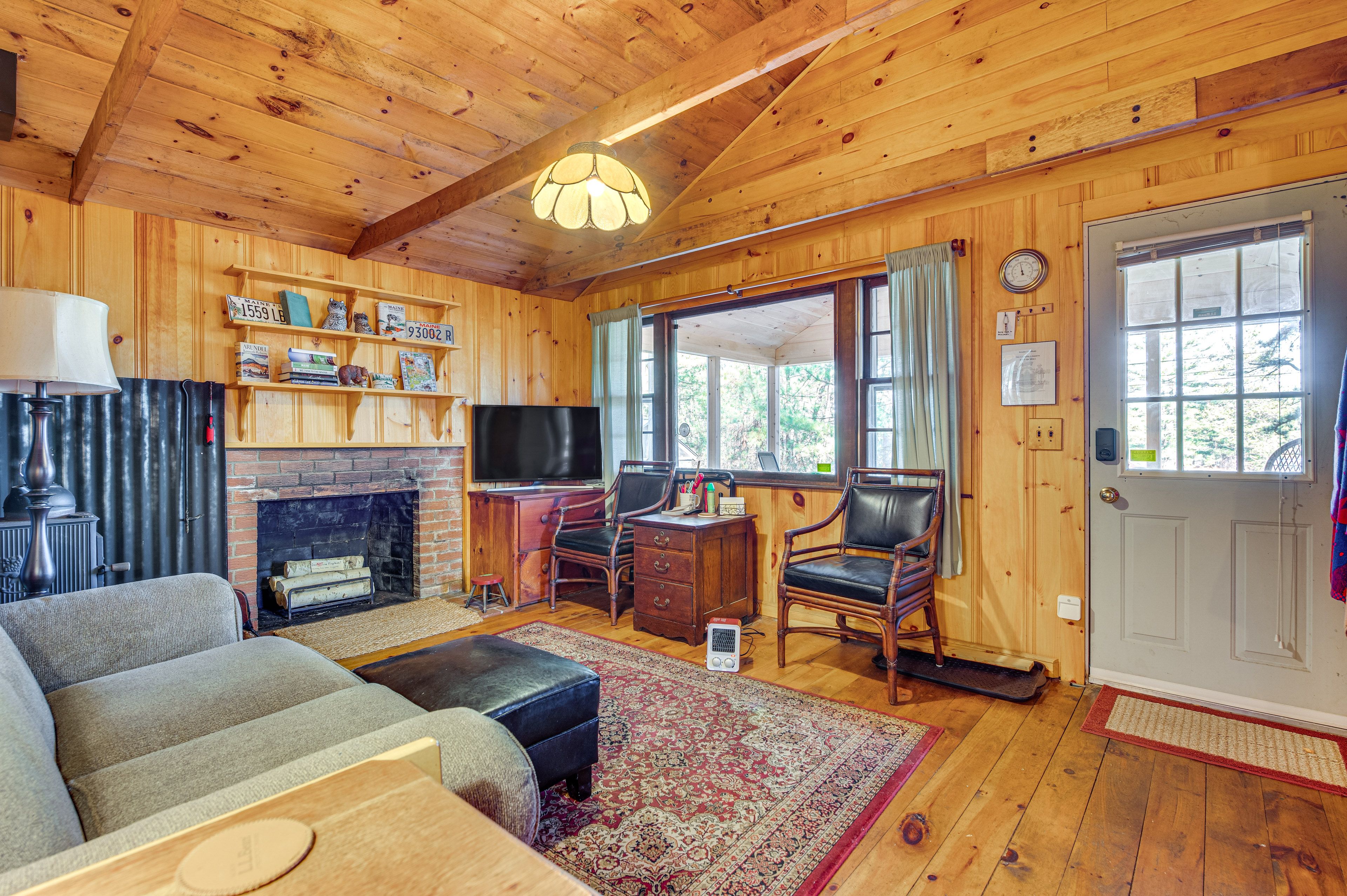 Living Room | TV w/ Cable | Wood-Burning Stove | Fireplace Not Available