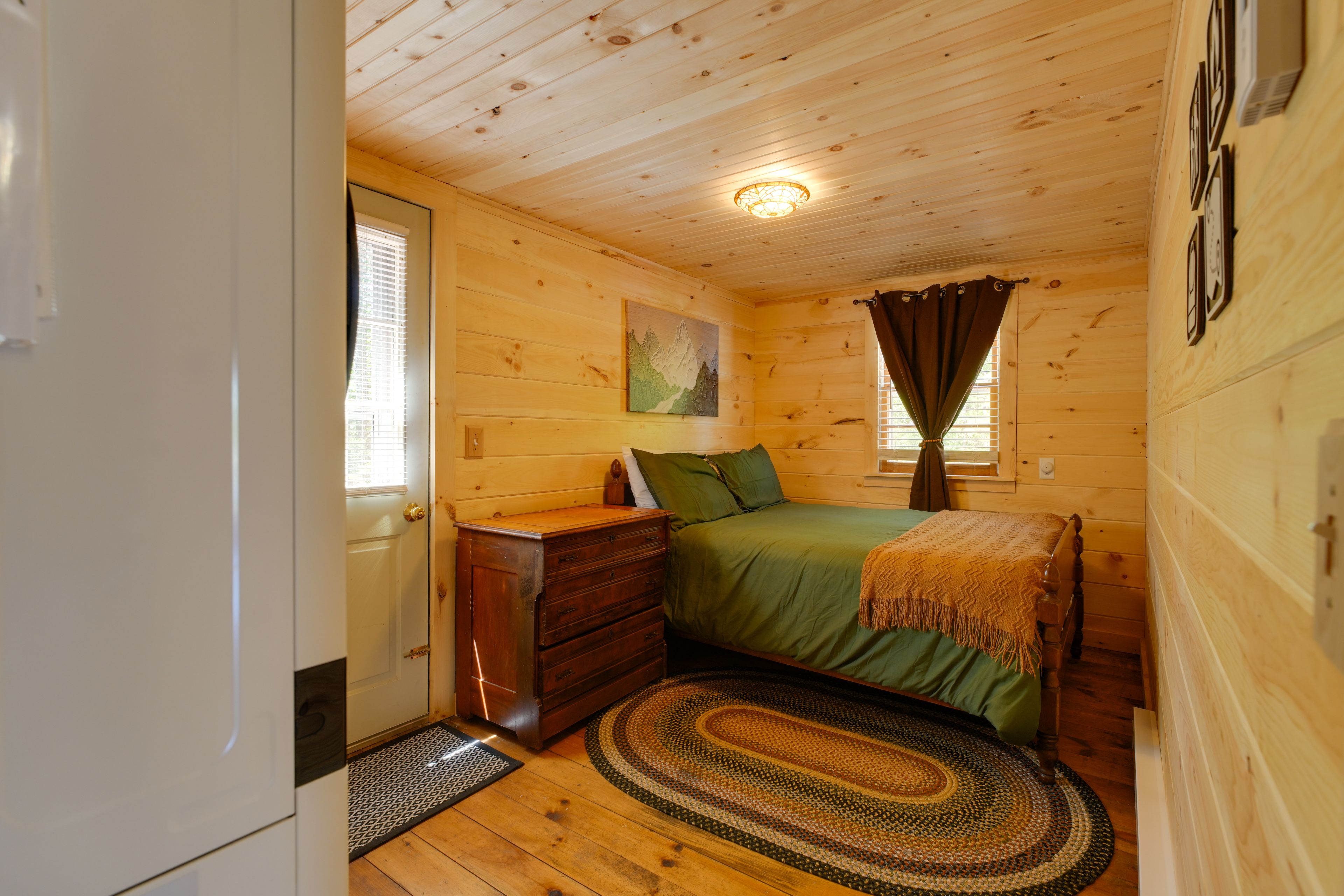 Bedroom 3 | Queen Bed
