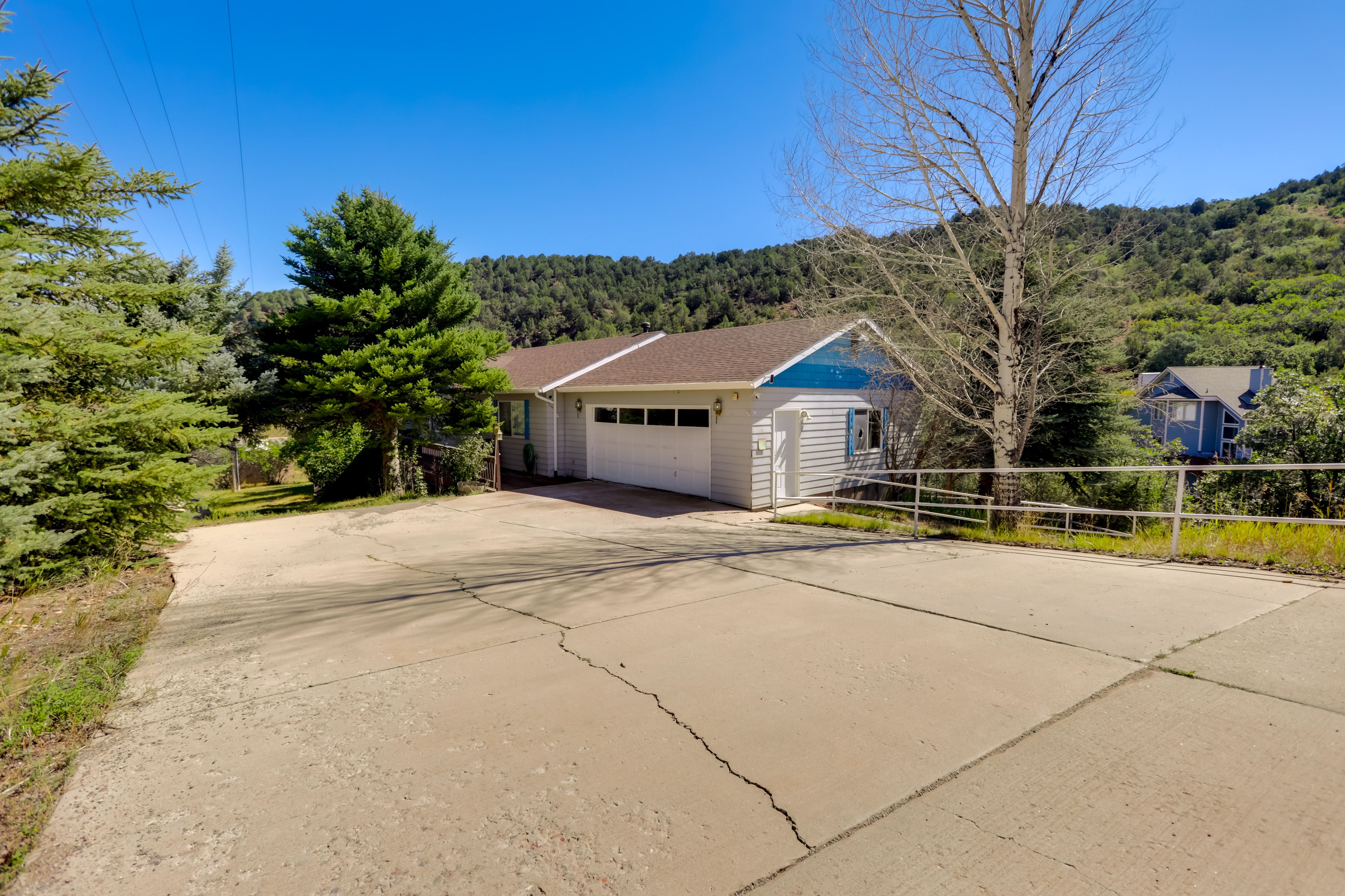 Parking | Driveway (8 Vehicles) | RV/Trailer Parking Available