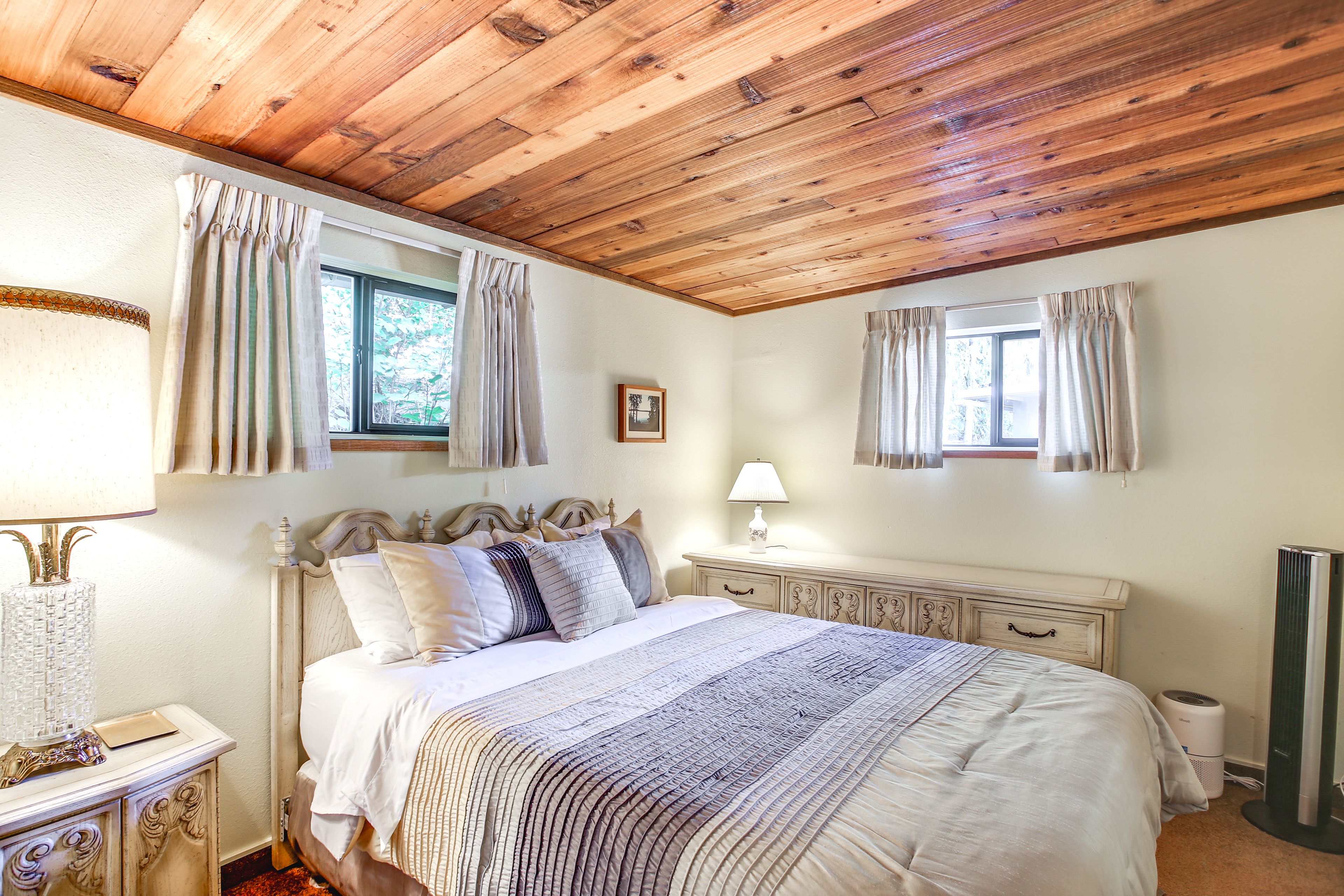 Bedroom 1 | Queen Bed | 1st Floor