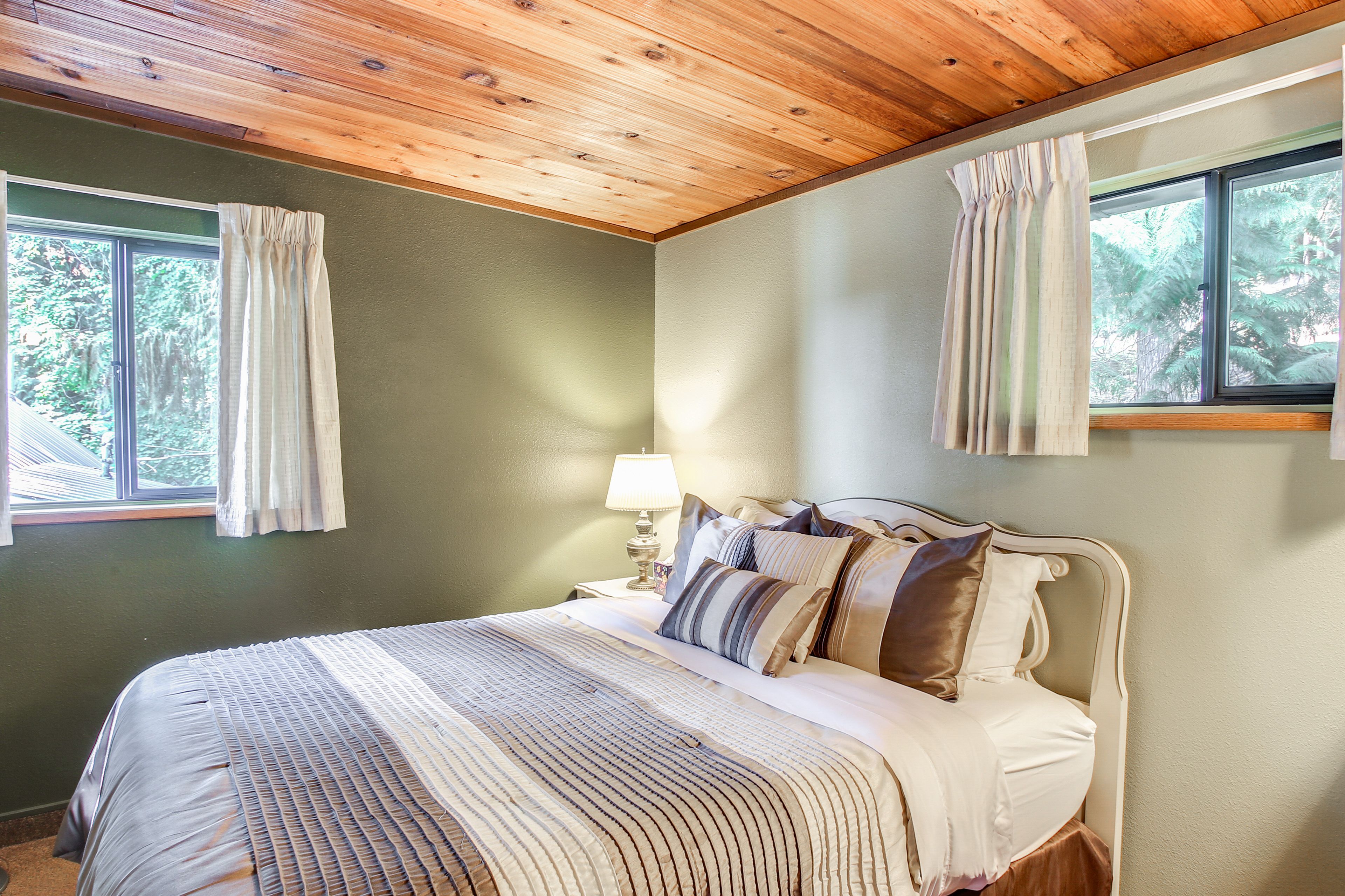 Bedroom 2 | Queen Bed | 1st Floor