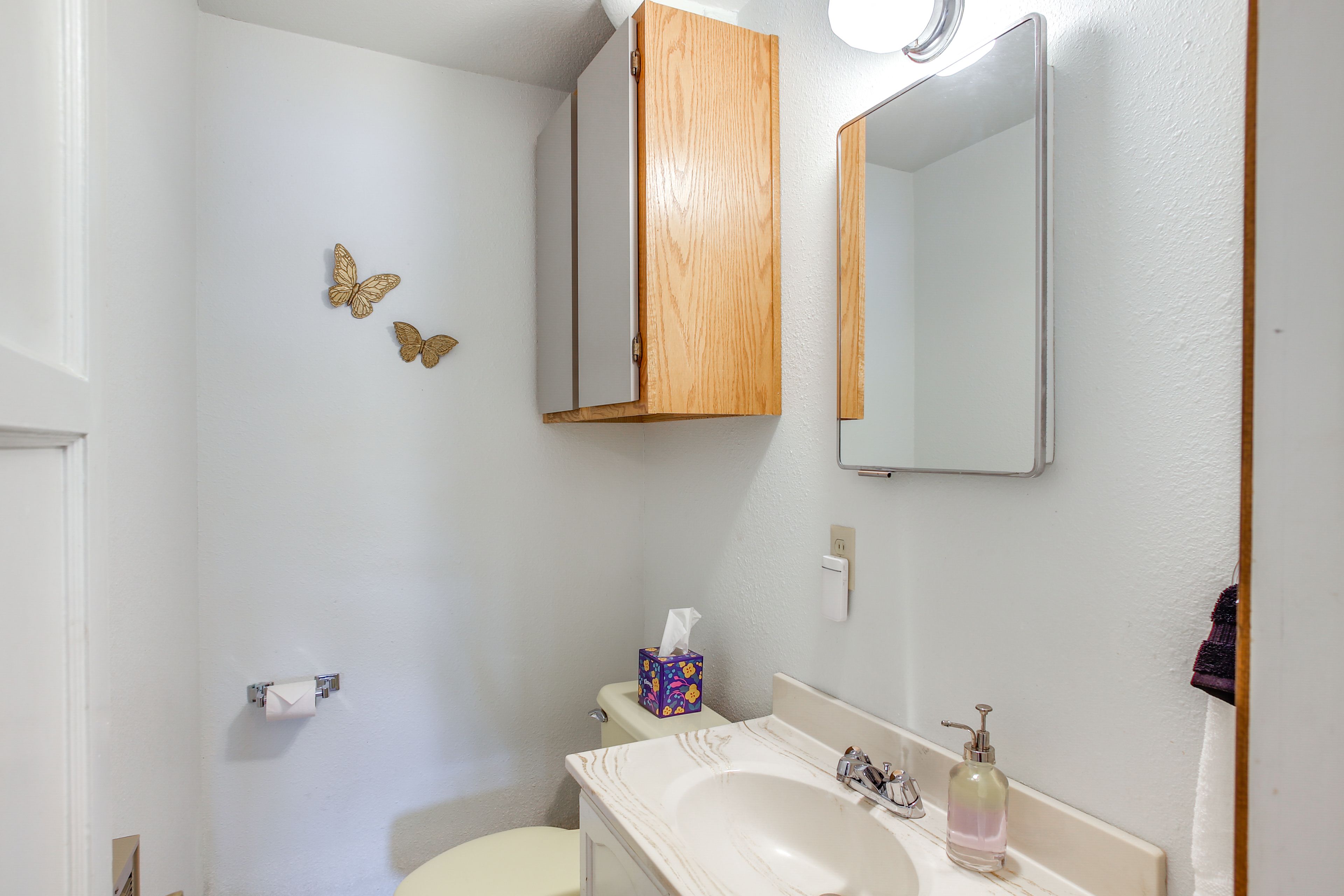 Full Bathroom | Towels Provided | Basement Level