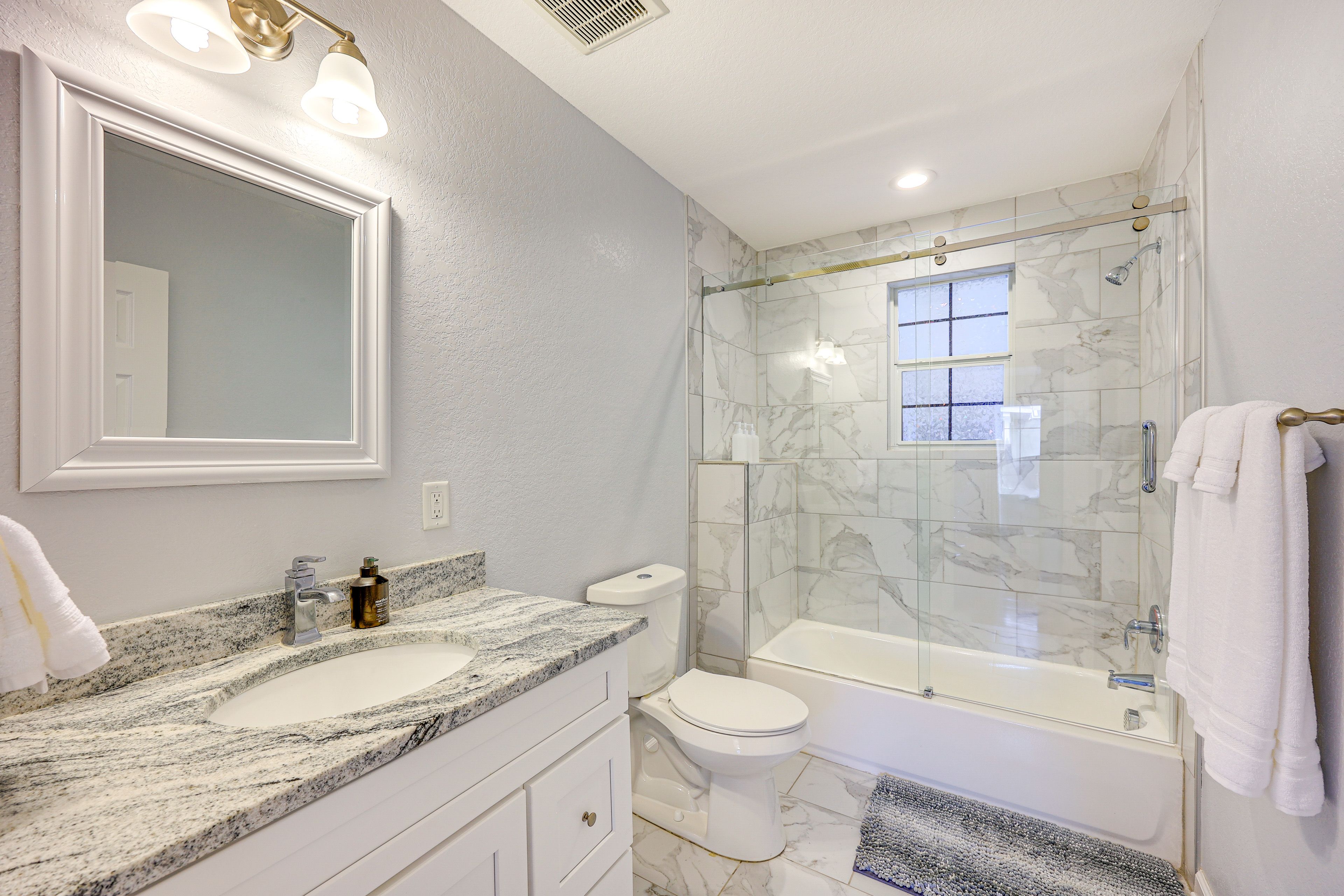 Full Bathroom | Complimentary Toiletries