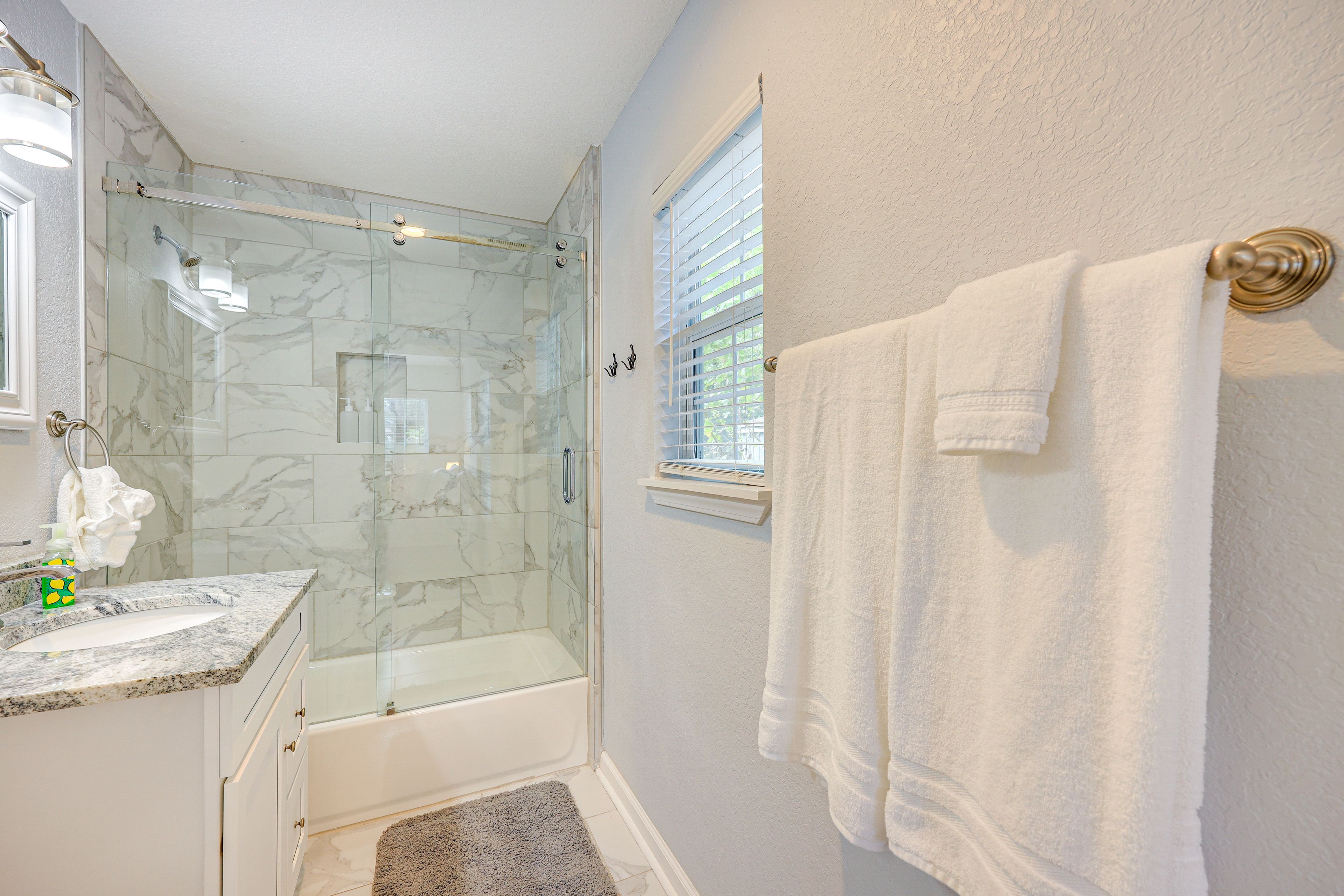 Full Bathroom | Casita