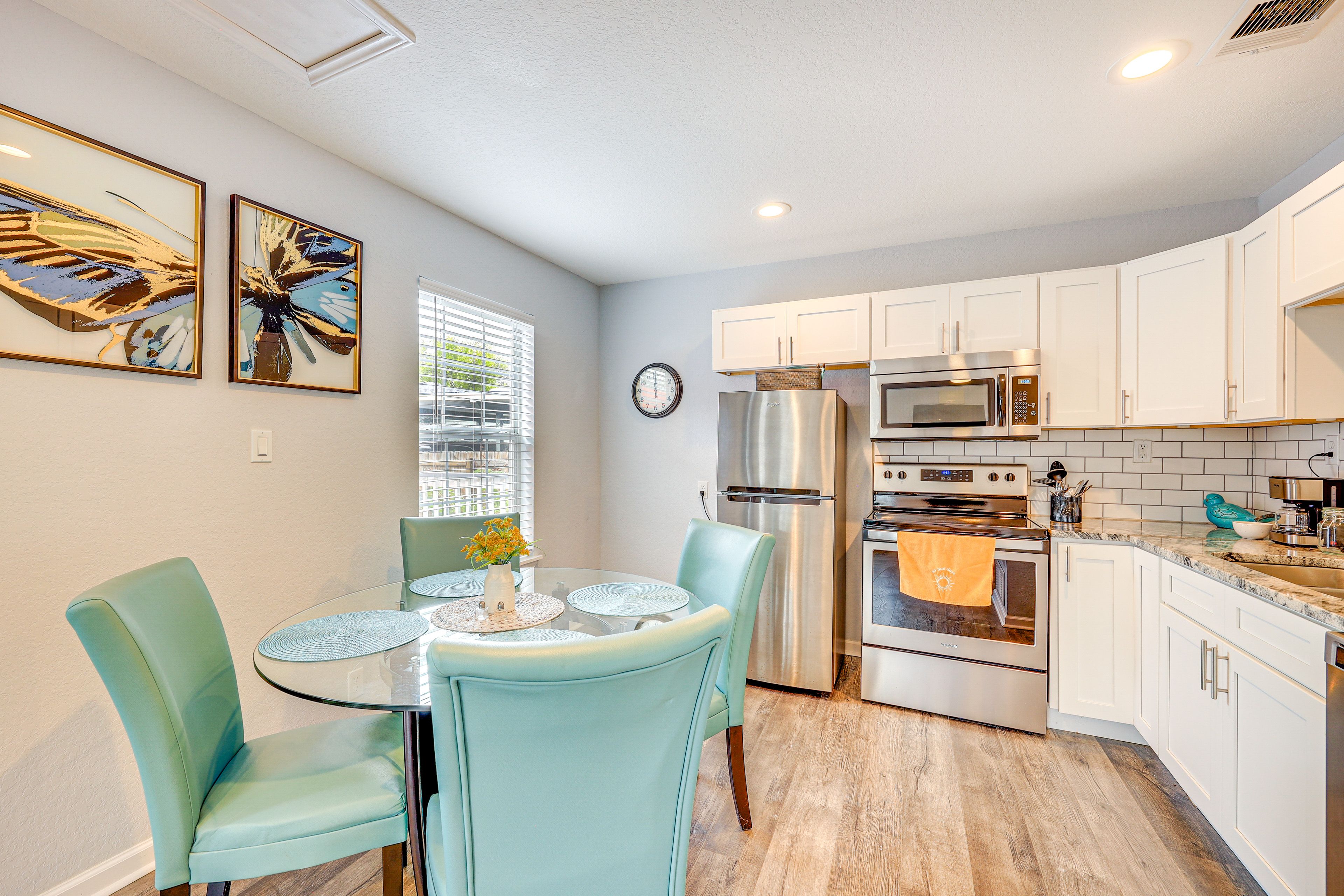 Dining Table & Kitchen | Casita